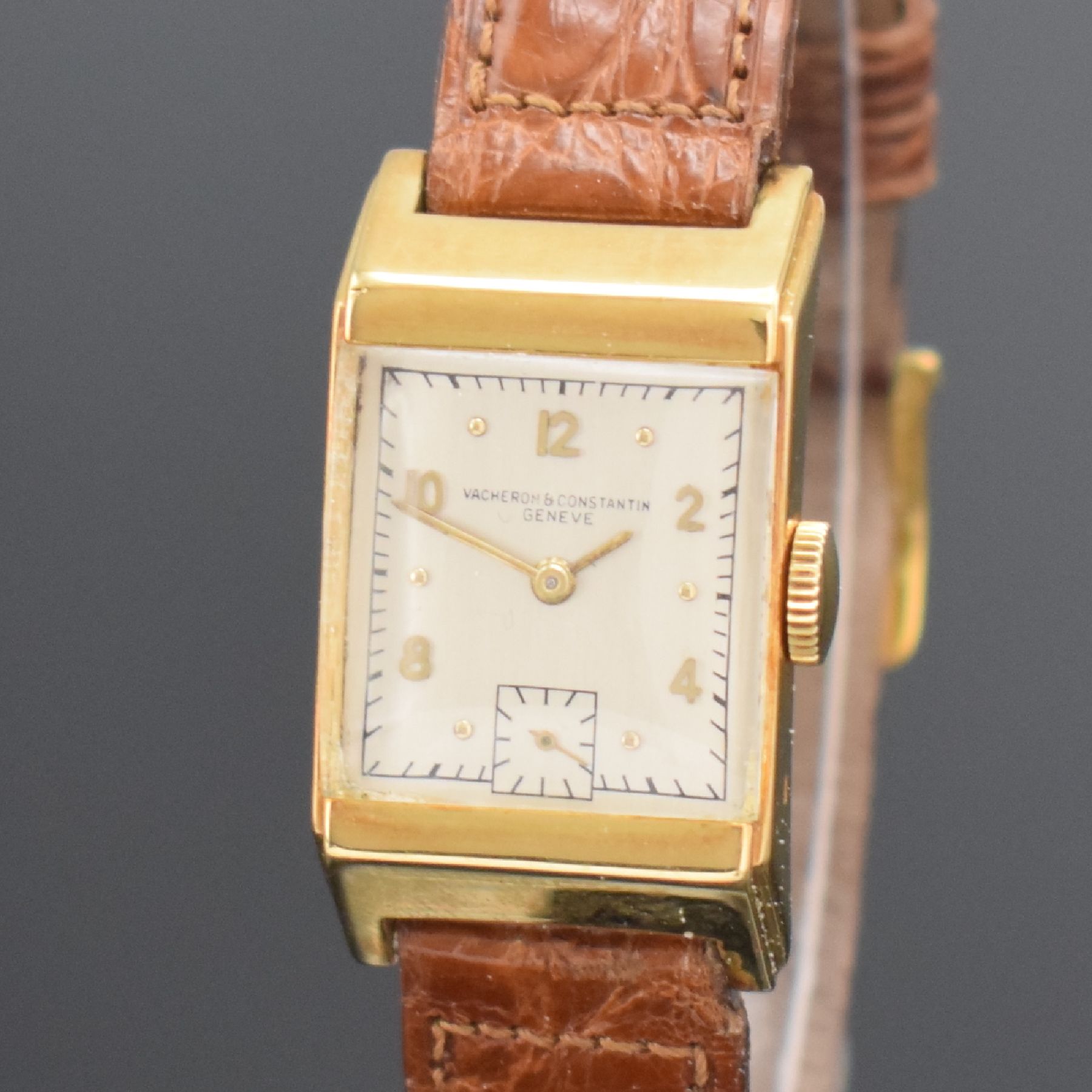 Detail c: VACHERON & CONSTANTIN Armbanduhr in GG 750/000, Schweiz um 1940, Handaufzug, Boden aufgedr., silb. Zifferbl. dell./rest., gold. arab. Zahlen, gold. ...
