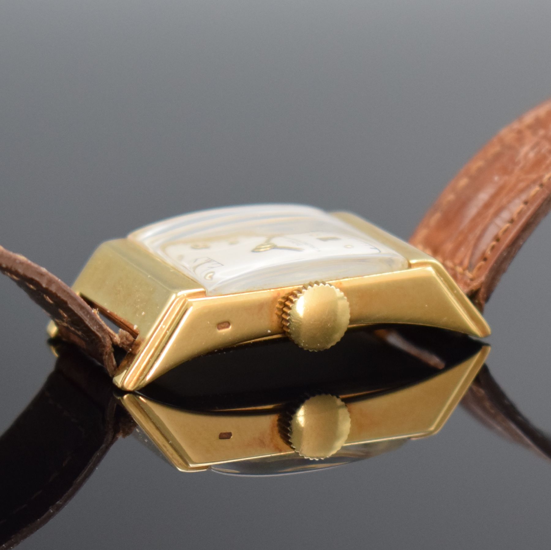 Detail d: VACHERON & CONSTANTIN Armbanduhr in GG 750/000, Schweiz um 1940, Handaufzug, Boden aufgedr., silb. Zifferbl. dell./rest., gold. arab. Zahlen, gold. ...