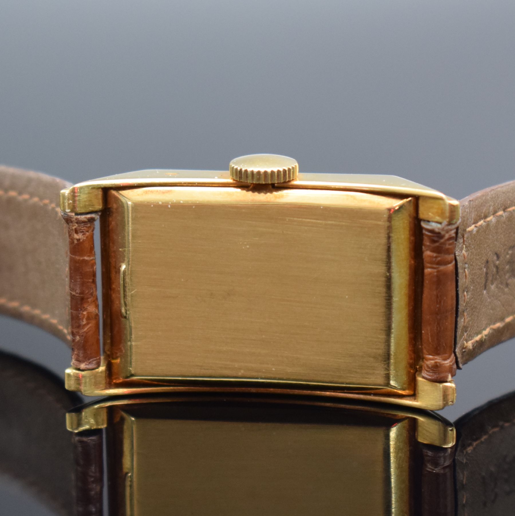 Detail e: VACHERON & CONSTANTIN Armbanduhr in GG 750/000, Schweiz um 1940, Handaufzug, Boden aufgedr., silb. Zifferbl. dell./rest., gold. arab. Zahlen, gold. ...