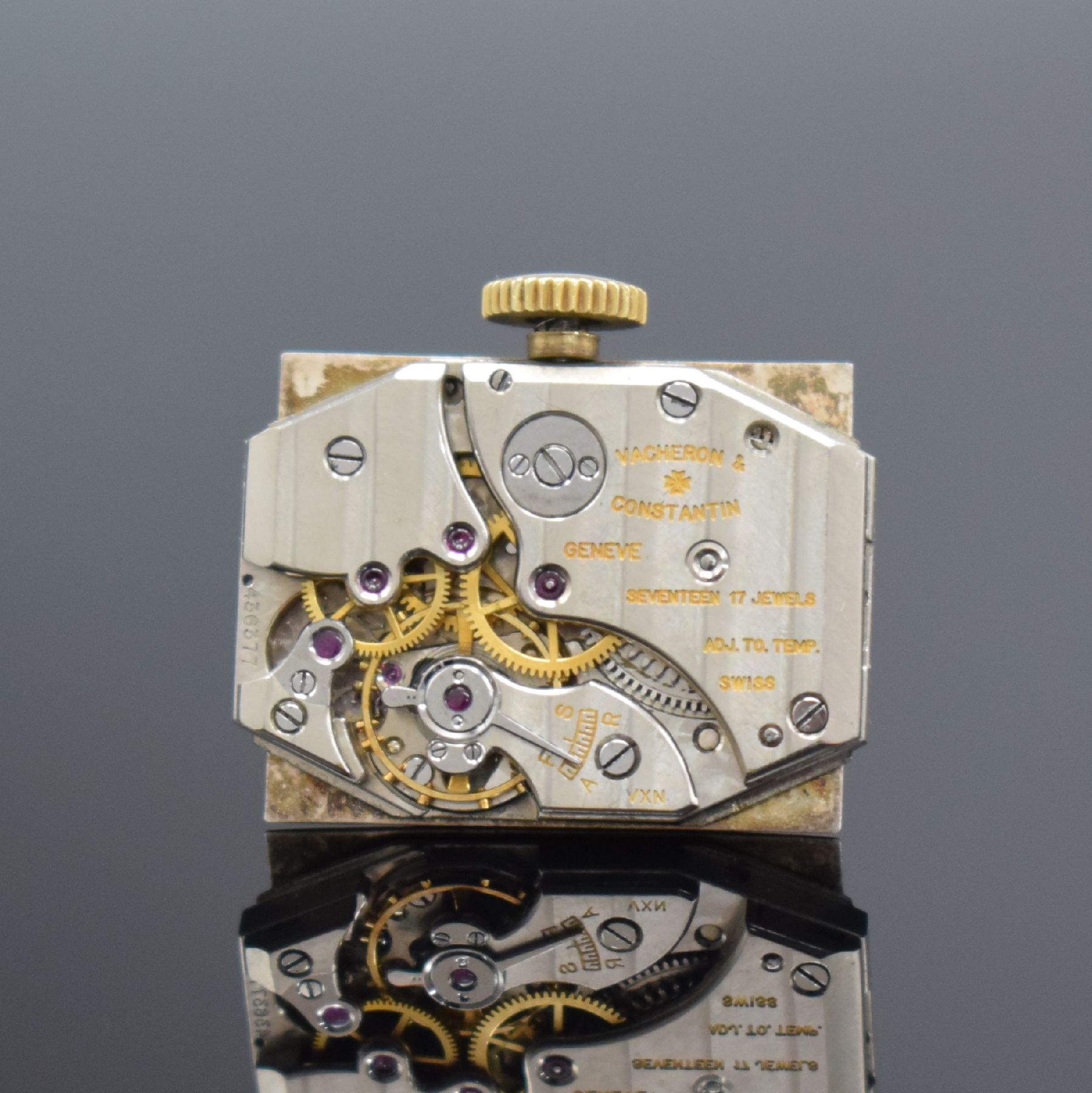 Detail f: VACHERON & CONSTANTIN Armbanduhr in GG 750/000, Schweiz um 1940, Handaufzug, Boden aufgedr., silb. Zifferbl. dell./rest., gold. arab. Zahlen, gold. ...