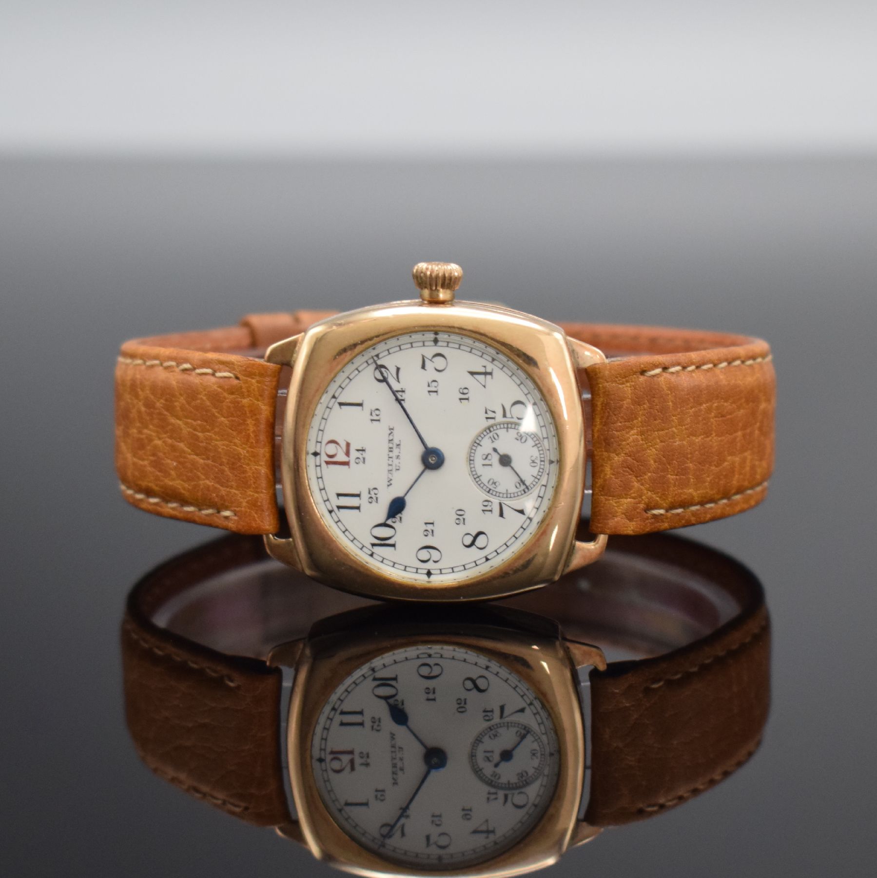 WALTHAM frühe Armbanduhr in RG 375/000, USA um 1929, Handaufzug, Boden & Glasrand aufgedr., Emailzifferbl. m. arab. Zahlen, gebl. Zeiger teils ...
