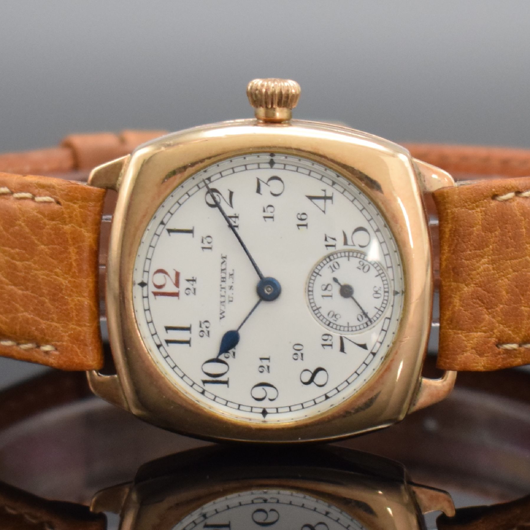 Detail a: WALTHAM frühe Armbanduhr in RG 375/000, USA um 1929, Handaufzug, Boden & Glasrand aufgedr., Emailzifferbl. m. arab. Zahlen, gebl. Zeiger teils ...