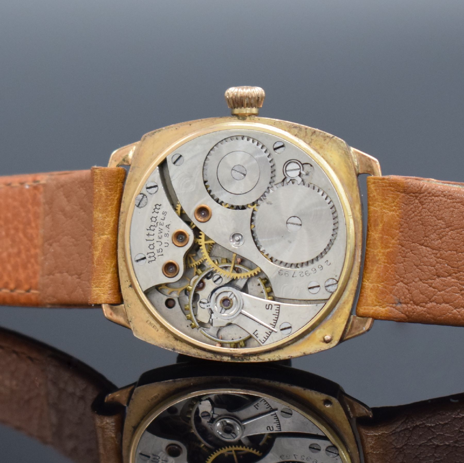 Detail e: WALTHAM frühe Armbanduhr in RG 375/000, USA um 1929, Handaufzug, Boden & Glasrand aufgedr., Emailzifferbl. m. arab. Zahlen, gebl. Zeiger teils ...