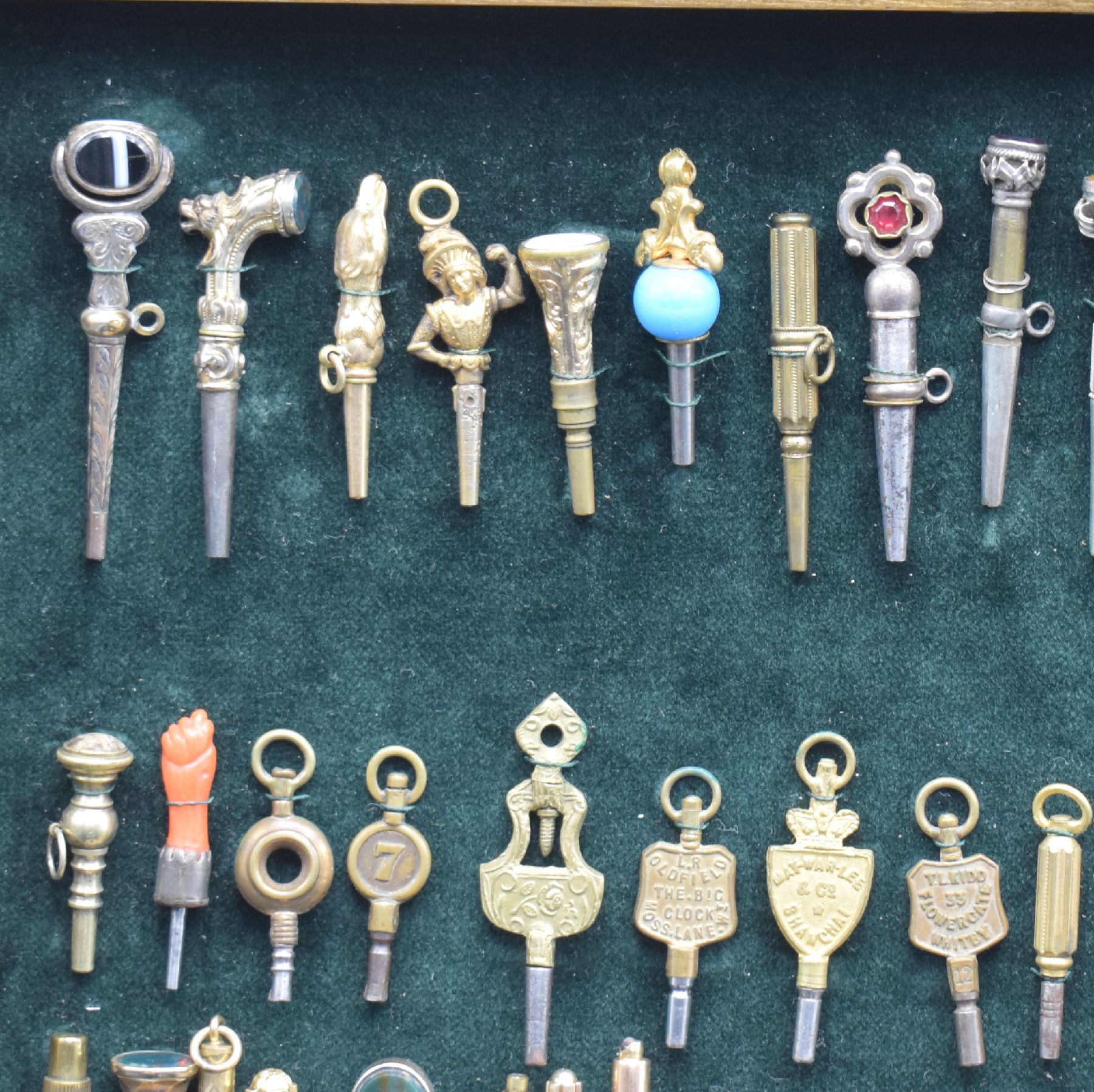 Detail a: 53 europäische Taschenuhrschlüssel in verschiedenen Ausführungen, verschiedene Größen, teils in Silber, verg. o. mit Goldkappe, teils aufwend. ...