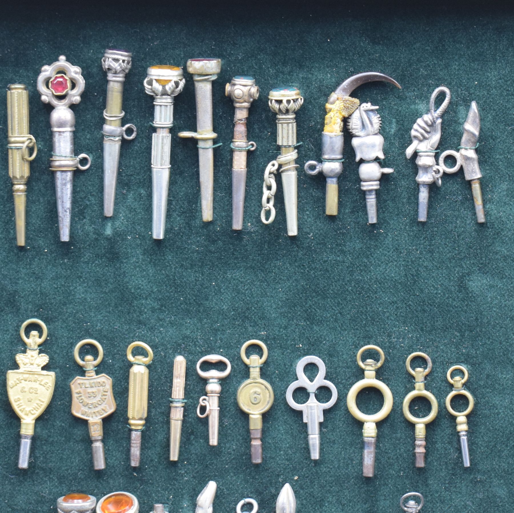 Detail b: 53 europäische Taschenuhrschlüssel in verschiedenen Ausführungen, verschiedene Größen, teils in Silber, verg. o. mit Goldkappe, teils aufwend. ...