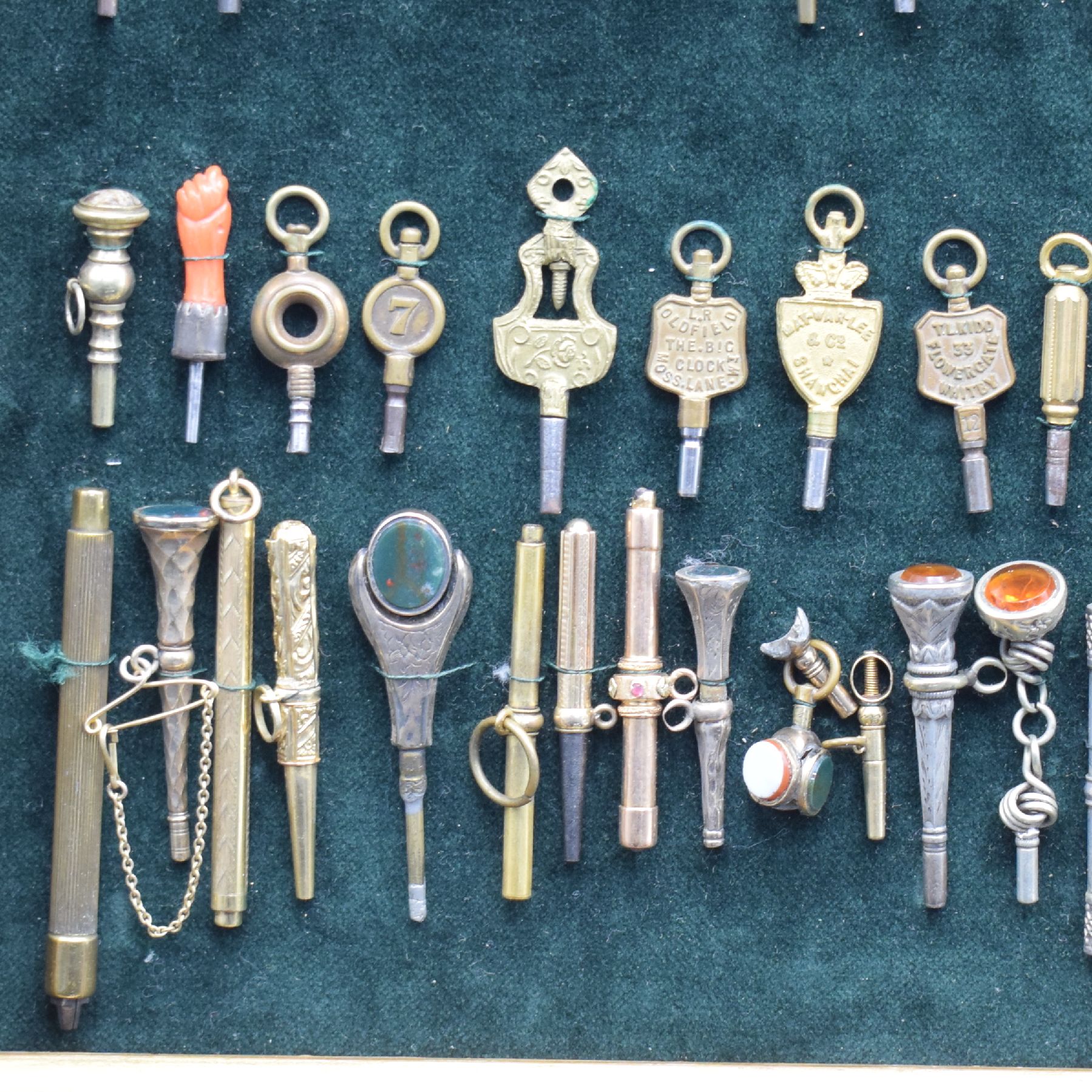 Detail c: 53 europäische Taschenuhrschlüssel in verschiedenen Ausführungen, verschiedene Größen, teils in Silber, verg. o. mit Goldkappe, teils aufwend. ...