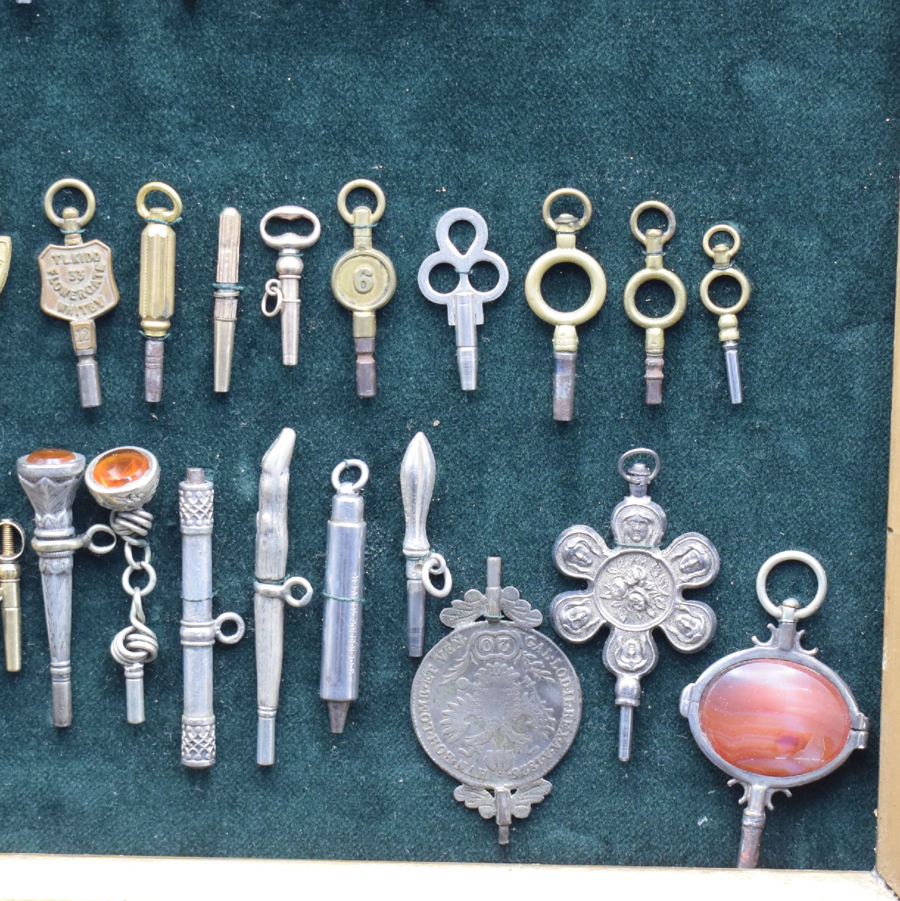 Detail d: 53 europäische Taschenuhrschlüssel in verschiedenen Ausführungen, verschiedene Größen, teils in Silber, verg. o. mit Goldkappe, teils aufwend. ...