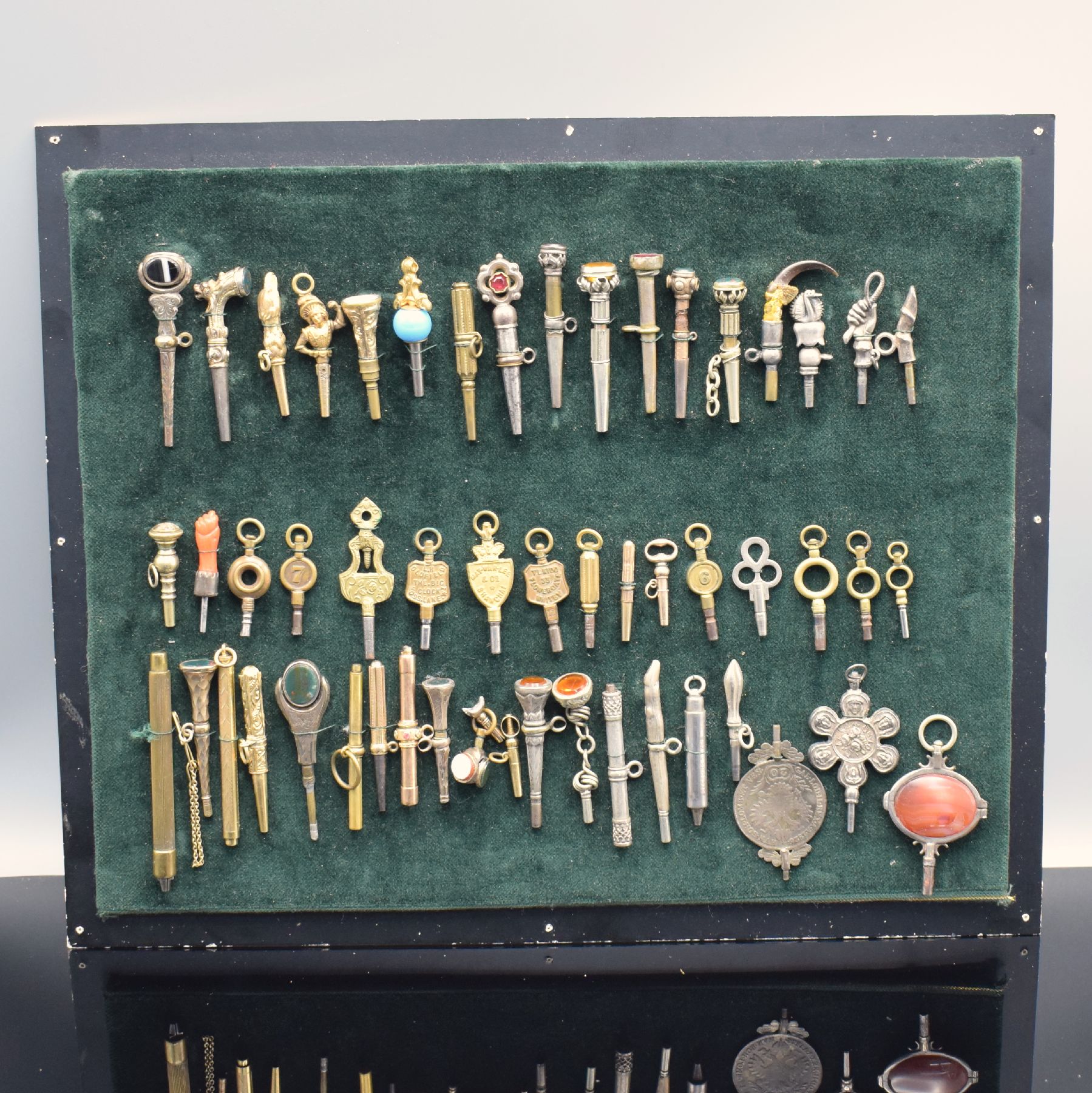 Detail e: 53 europäische Taschenuhrschlüssel in verschiedenen Ausführungen, verschiedene Größen, teils in Silber, verg. o. mit Goldkappe, teils aufwend. ...