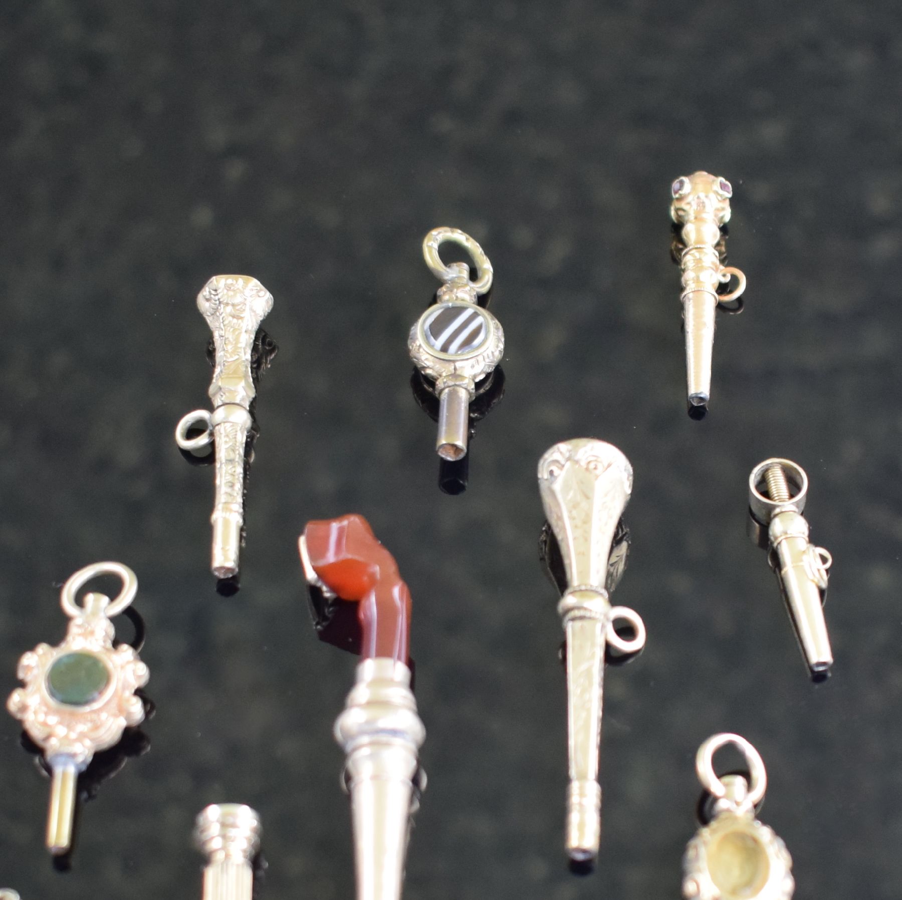 Detail b: 13 ausgefallene Taschenuhrschlüssel, europäisch, 18 & 19 Jhd., verg. bzw. teilw. m. Goldkappe, einige m. Stein bes., teilw. m. Ratsche, z. T. ...