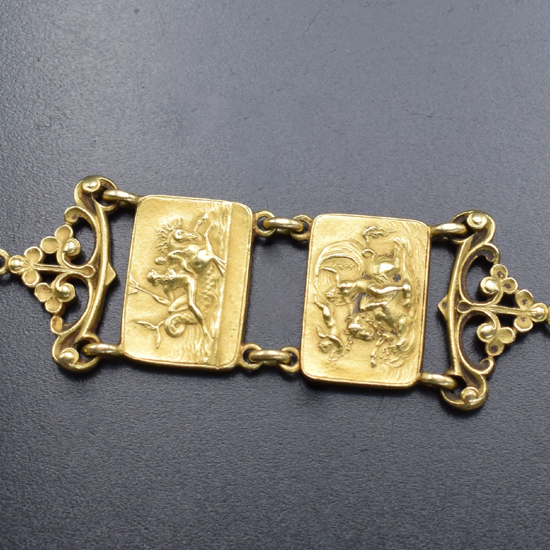 Detail a: Taschenuhr-Chatelaine in GG 750/000, 19 Jhd., mit Karabiner & Federring, aufw. dekoriert, m. Durchbrucharbeit, Mittelteile mit Figuren aus ...