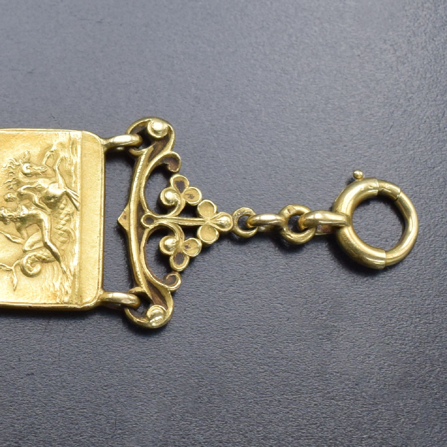 Detail b: Taschenuhr-Chatelaine in GG 750/000, 19 Jhd., mit Karabiner & Federring, aufw. dekoriert, m. Durchbrucharbeit, Mittelteile mit Figuren aus ...