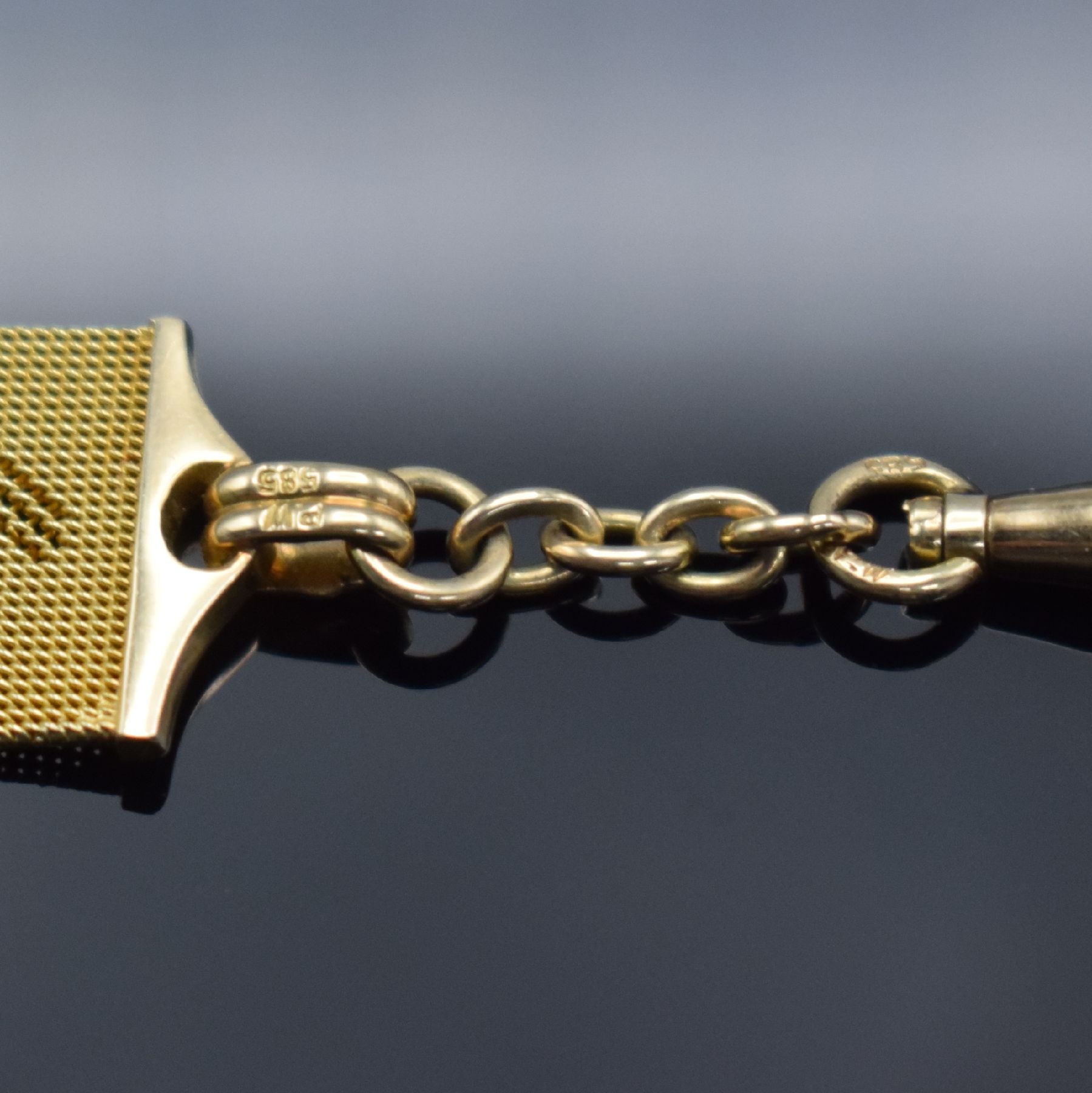 Detail a: Taschenuhr-Chatelaine in GG/RoseG 585/000, Deutschland um 1925, mit Karabiner, Milanaise-Design m. schönem Muster, L. ca. 12 cm, Gew. ca. 12g, ...
