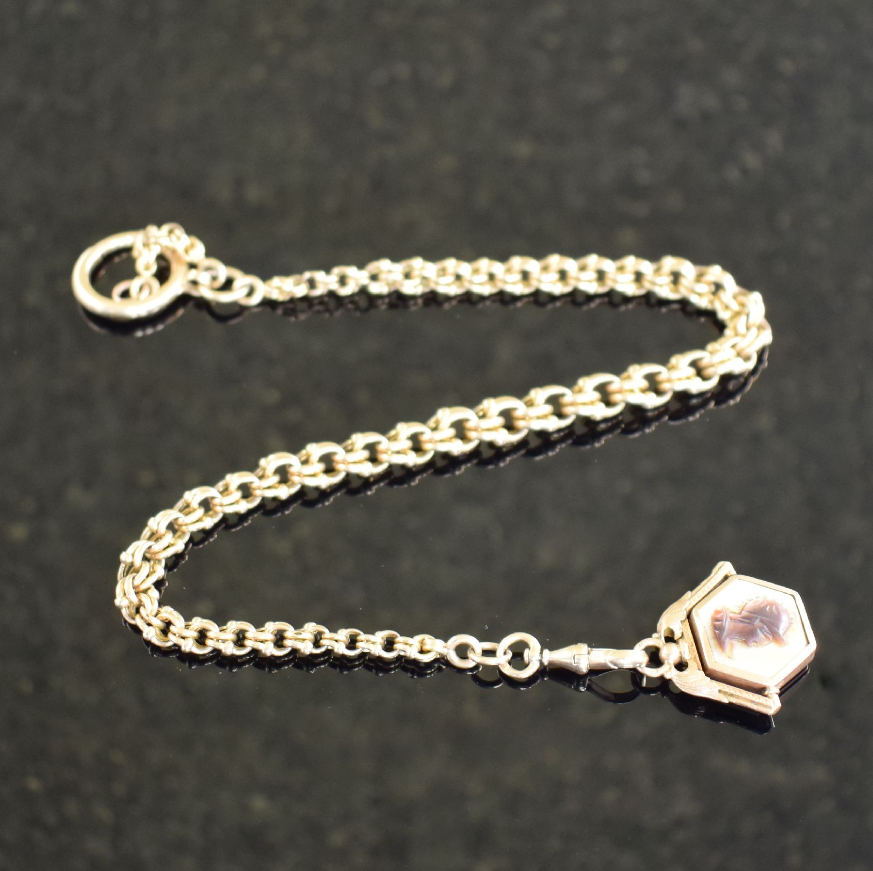 Taschenuhrkette mit Anhänger in GG/RoseG 585/000, Deutschland um 1900, mit Karabiner & Federring, Anhänger mit Einlegearbeit in Stein, L. ca. 35 ...