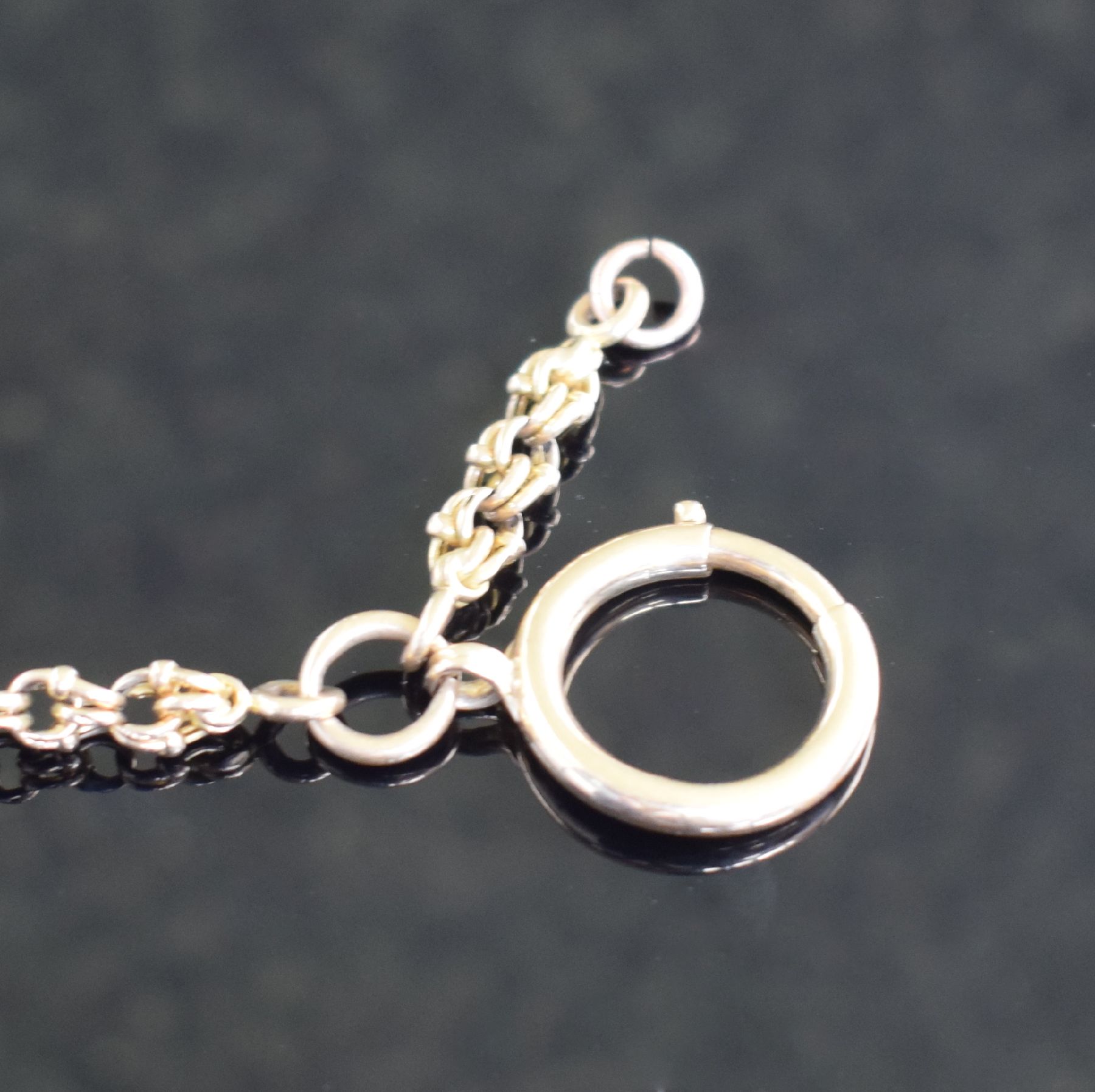 Detail a: Taschenuhrkette mit Anhänger in GG/RoseG 585/000, Deutschland um 1900, mit Karabiner & Federring, Anhänger mit Einlegearbeit in Stein, L. ca. 35 ...
