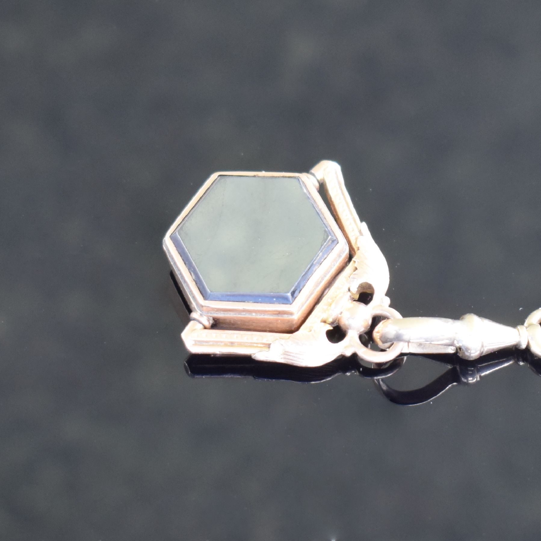 Detail b: Taschenuhrkette mit Anhänger in GG/RoseG 585/000, Deutschland um 1900, mit Karabiner & Federring, Anhänger mit Einlegearbeit in Stein, L. ca. 35 ...