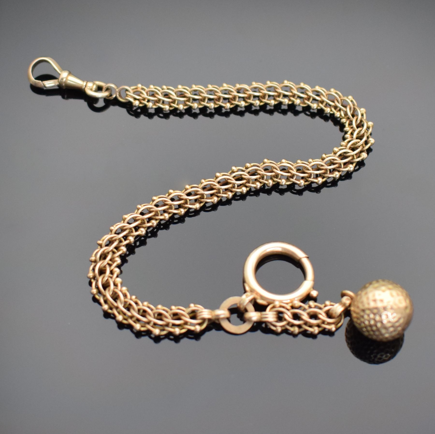 Taschenuhrkette in RoseG 585/000 mit Anhänger in Kugelform, Deutschland um 1900, mit Karabiner & Federring, L. ca. 24 cm, Gew. ca. 14g, ordentlicher ...