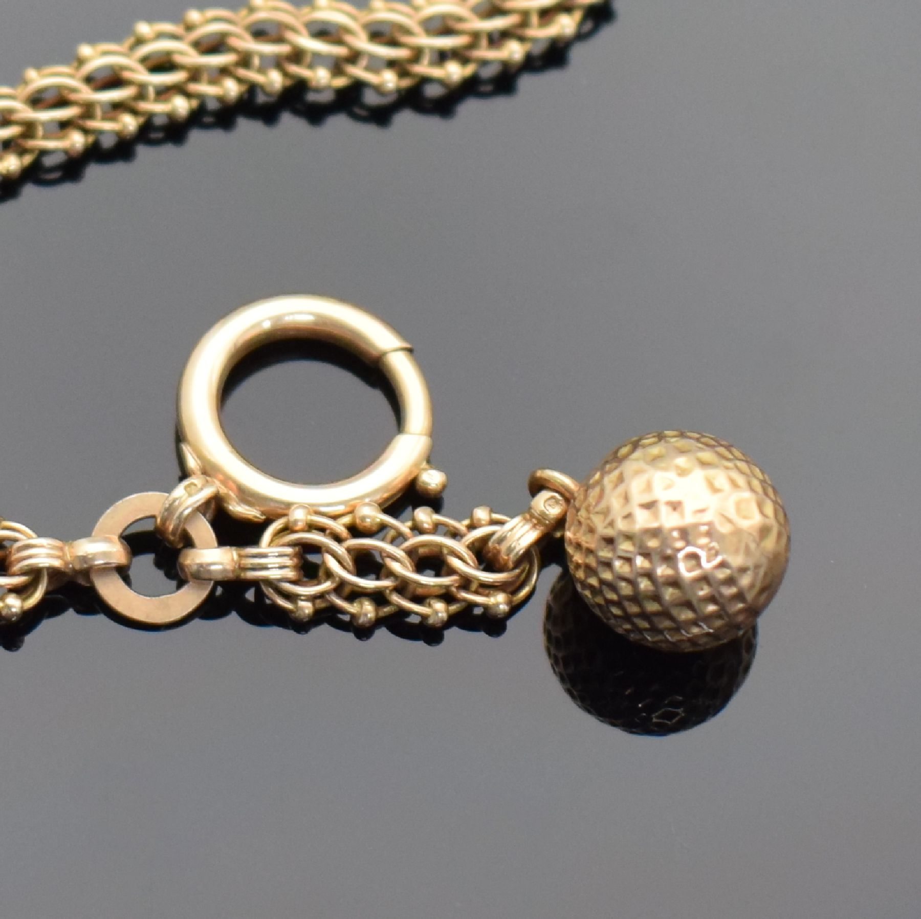 Detail a: Taschenuhrkette in RoseG 585/000 mit Anhänger in Kugelform, Deutschland um 1900, mit Karabiner & Federring, L. ca. 24 cm, Gew. ca. 14g, ordentlicher ...