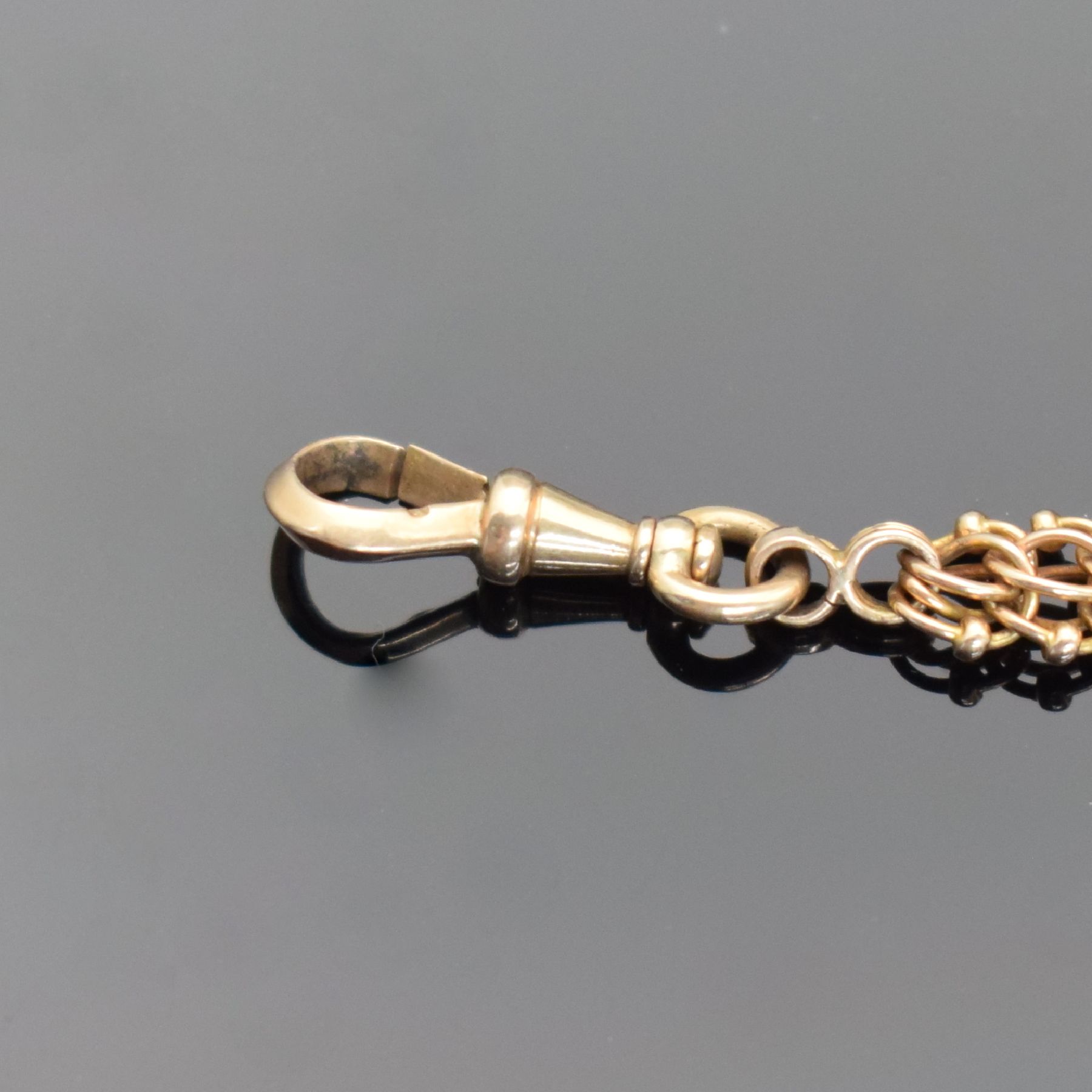 Detail b: Taschenuhrkette in RoseG 585/000 mit Anhänger in Kugelform, Deutschland um 1900, mit Karabiner & Federring, L. ca. 24 cm, Gew. ca. 14g, ordentlicher ...