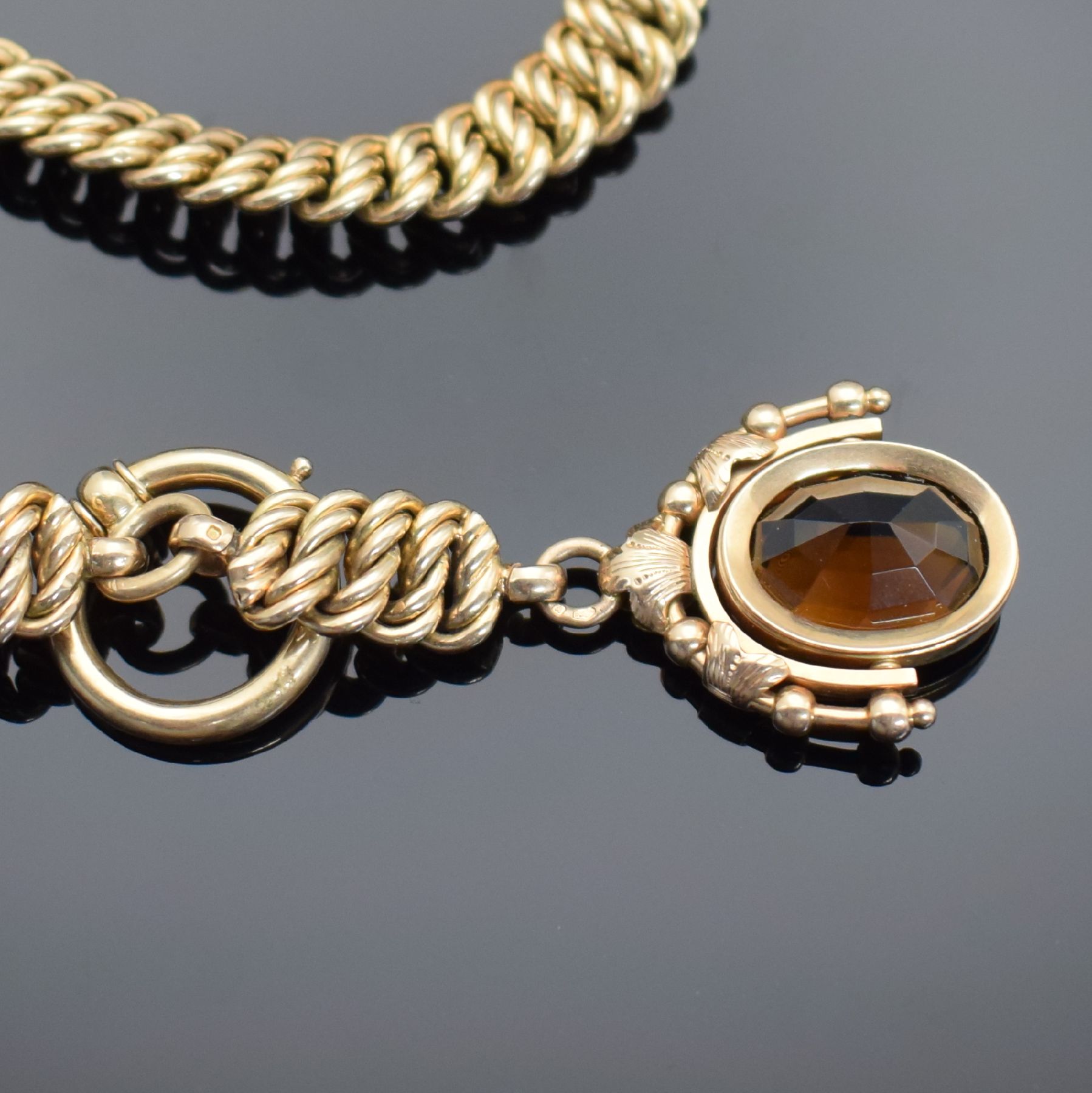 Detail a: Taschenuhrkette in RG 585/000 mit Anhänger, Deutschland um 1900, mit Karabiner & Federring, Anhänger m. Schmuckstein, L. ca. 37 cm, Gew. ca. 43g, ...
