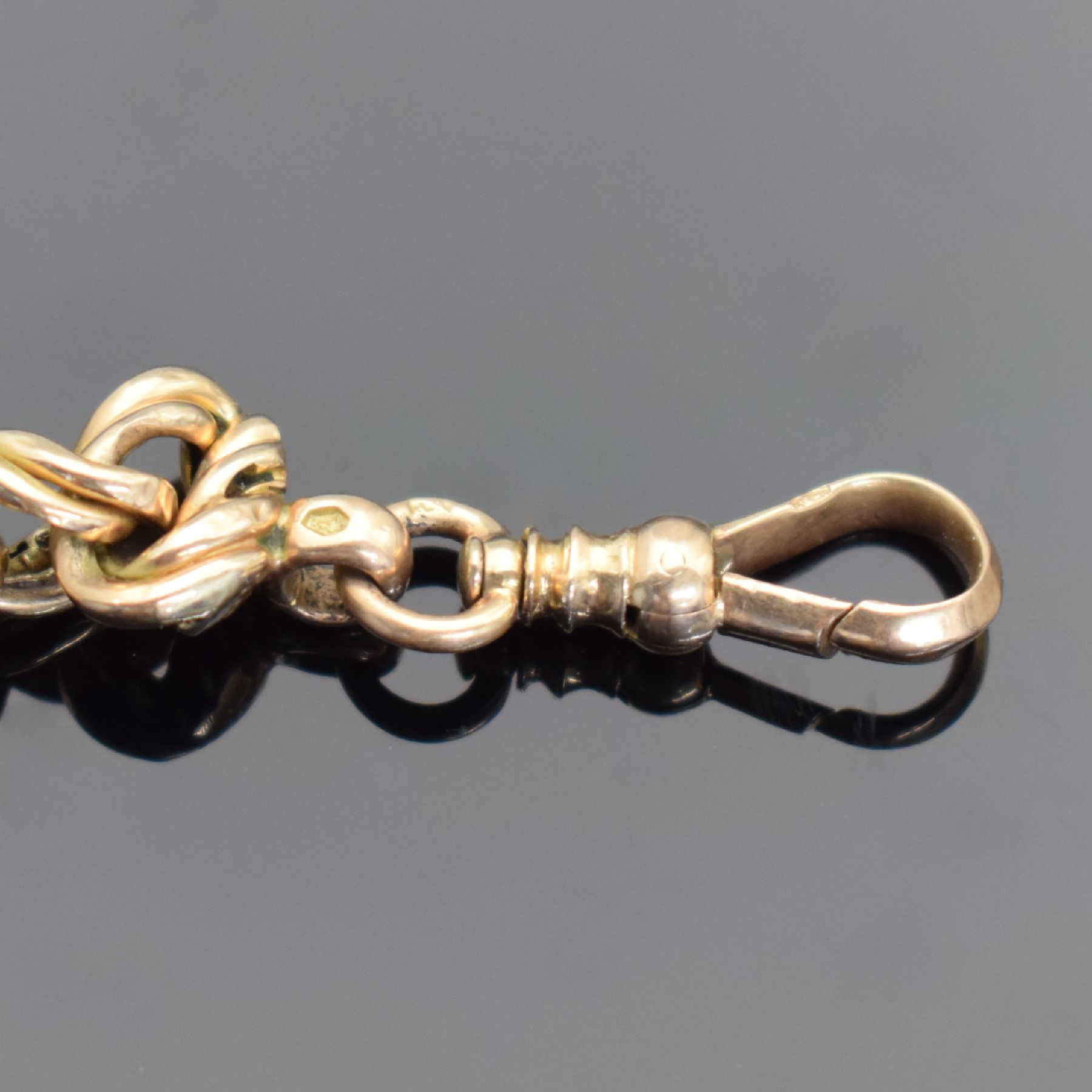Detail c: Taschenuhrkette in RG 585/000 mit Anhänger, Deutschland um 1900, mit Karabiner & Federring, Anhänger m. Schmuckstein, L. ca. 37 cm, Gew. ca. 43g, ...