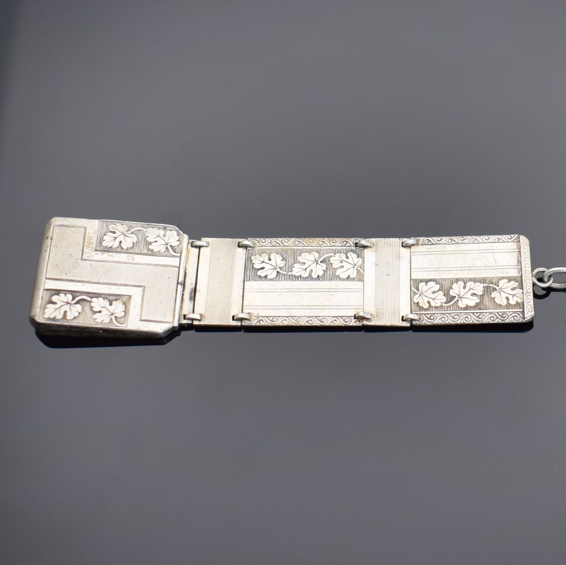 Detail a: 2 Taschenuhr-Chatelaines, 1x in GG 585/000 & 1x in Silber, um 1900 - 1920, 1) mit Karabiner & Anhänger m. Monogramm, aufw. graviert & dekoriert, L. ...