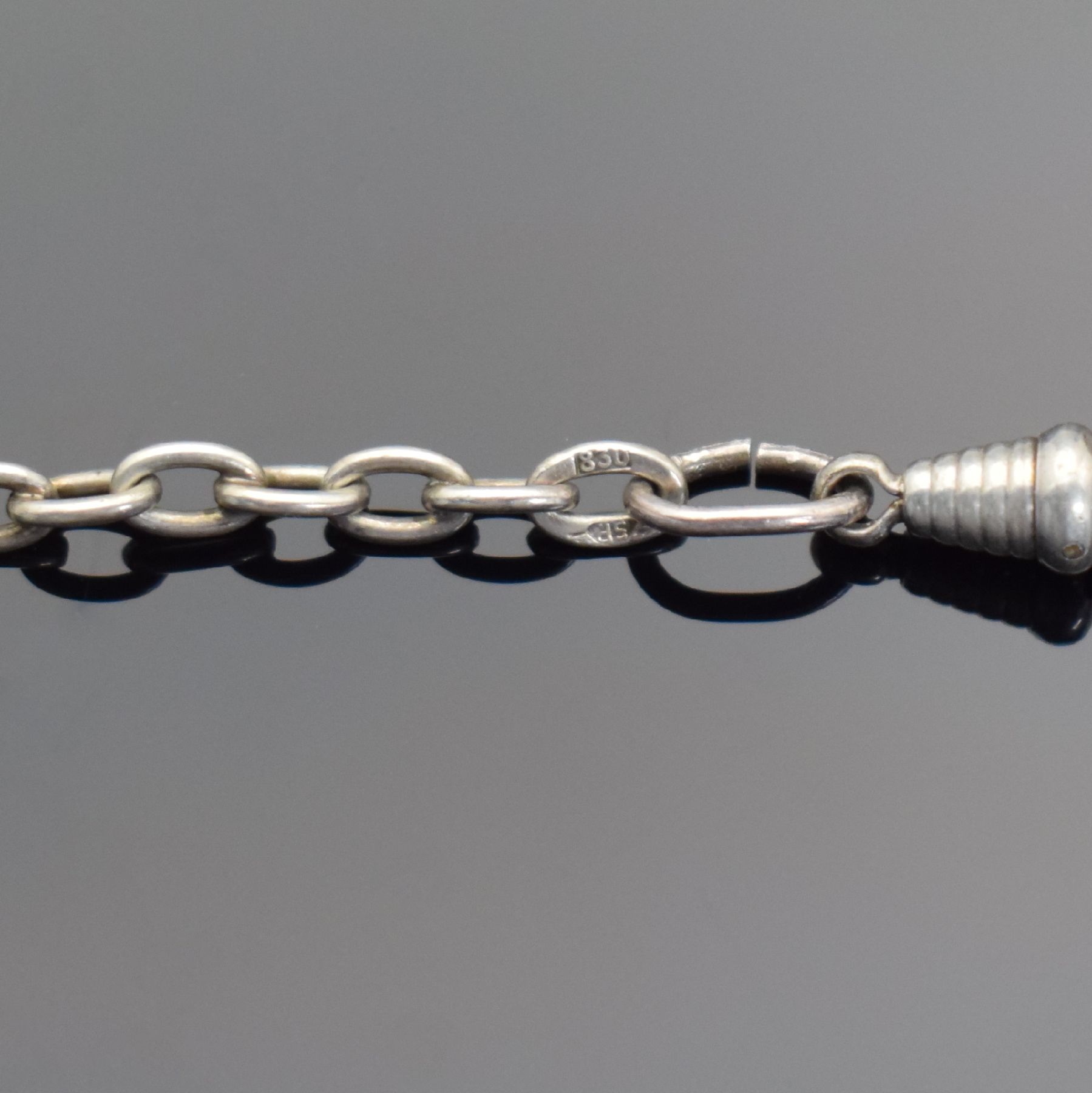 Detail b: 2 Taschenuhr-Chatelaines, 1x in GG 585/000 & 1x in Silber, um 1900 - 1920, 1) mit Karabiner & Anhänger m. Monogramm, aufw. graviert & dekoriert, L. ...