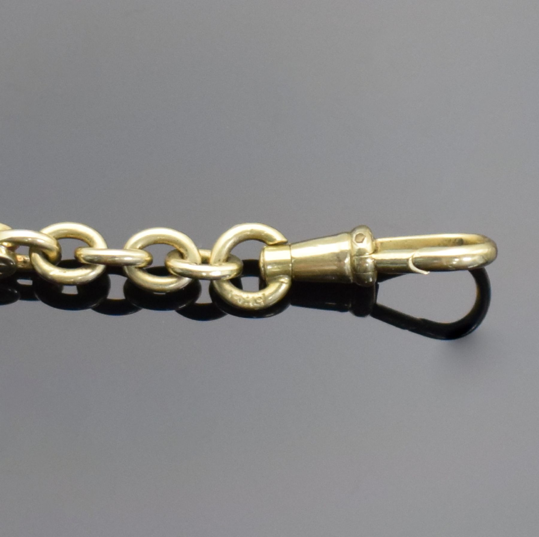 Detail d: 2 Taschenuhr-Chatelaines, 1x in GG 585/000 & 1x in Silber, um 1900 - 1920, 1) mit Karabiner & Anhänger m. Monogramm, aufw. graviert & dekoriert, L. ...