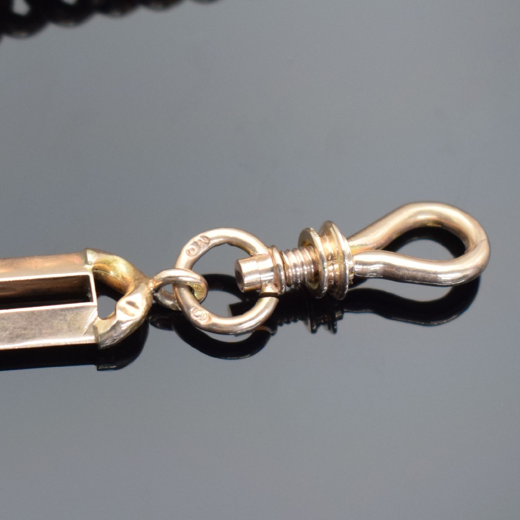 Detail a: Taschenuhrkette in RG 585/000 mit Karabiner & Knebel, um 1900, ausgefallenes Design, L. ca. 32 cm, Gew. ca. 30g, dell., Zwischenteile z. T. nicht ...