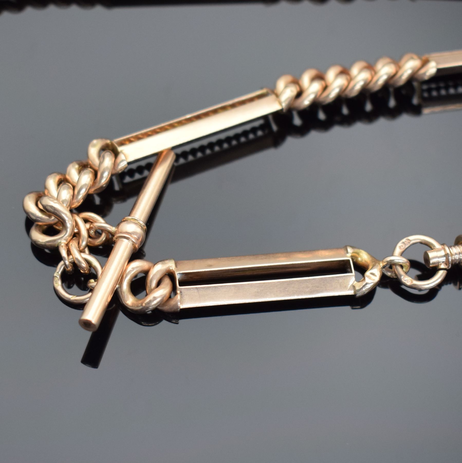 Detail b: Taschenuhrkette in RG 585/000 mit Karabiner & Knebel, um 1900, ausgefallenes Design, L. ca. 32 cm, Gew. ca. 30g, dell., Zwischenteile z. T. nicht ...