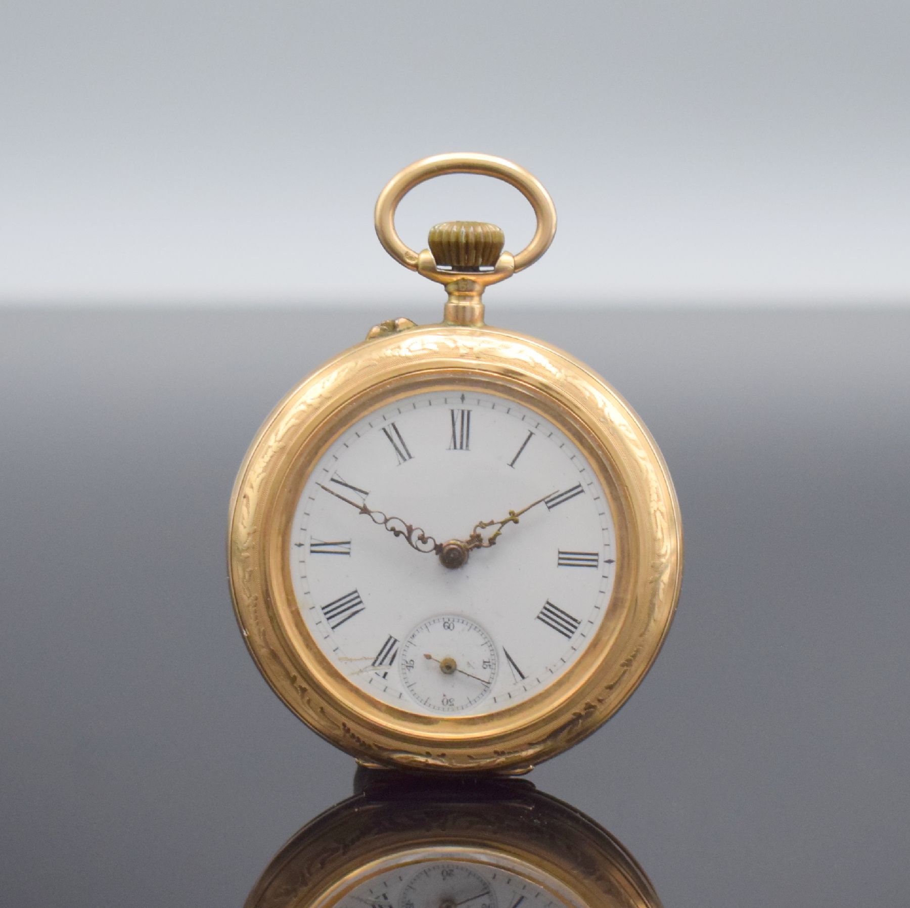 Offene Taschenuhr in RoseG 585/000, Schweiz um 1900, Metallcuvette, Gehäuse floral dekoriert, Emailzifferbl. m. röm. Zahlen besch., verg. Ankerwerk ...