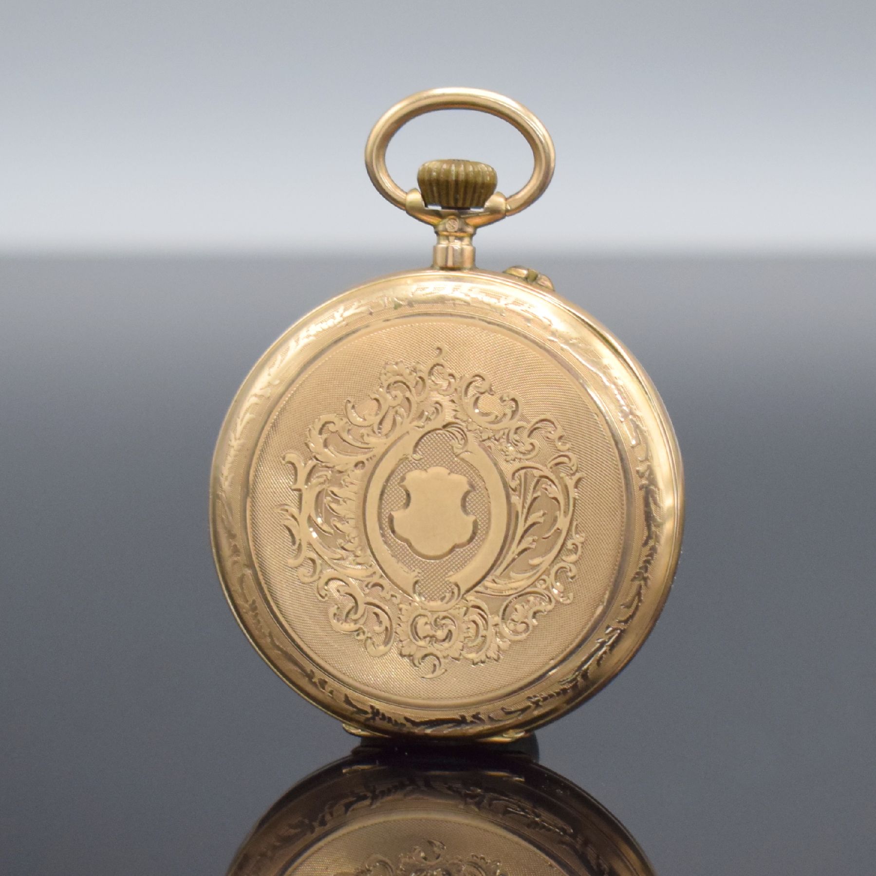 Detail a: Offene Taschenuhr in RoseG 585/000, Schweiz um 1900, Metallcuvette, Gehäuse floral dekoriert, Emailzifferbl. m. röm. Zahlen besch., verg. Ankerwerk ...