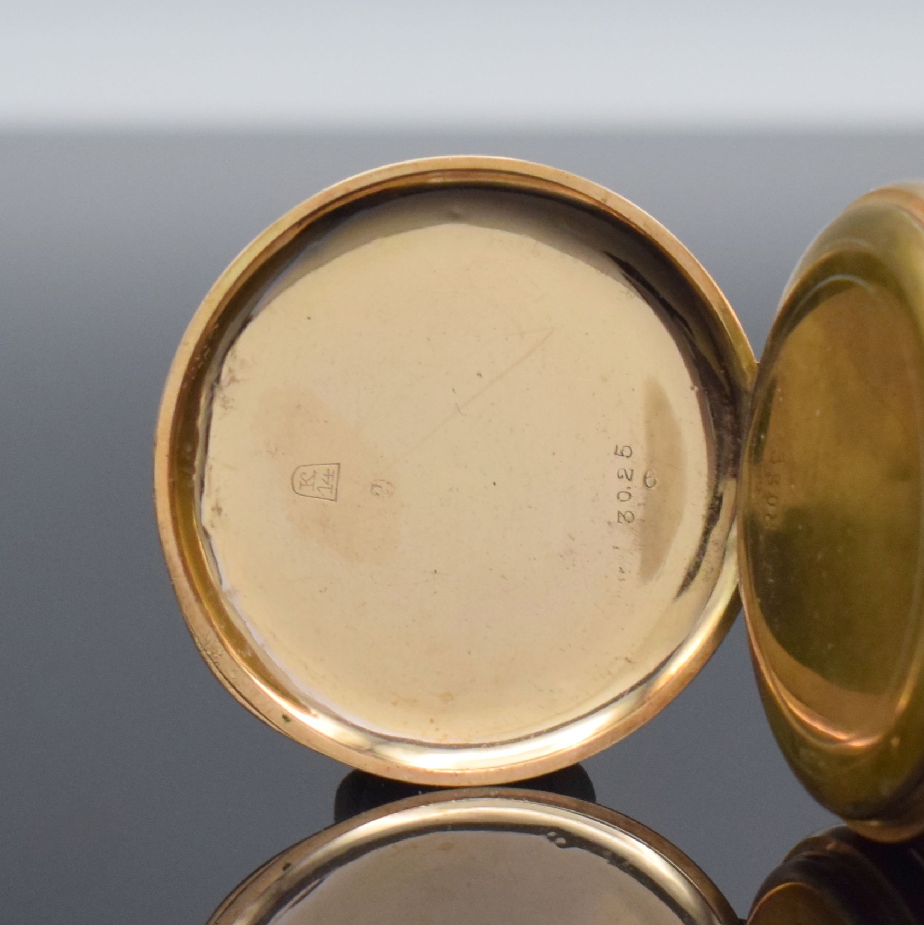 Detail b: Offene Taschenuhr in RoseG 585/000, Schweiz um 1900, Metallcuvette, Gehäuse floral dekoriert, Emailzifferbl. m. röm. Zahlen besch., verg. Ankerwerk ...