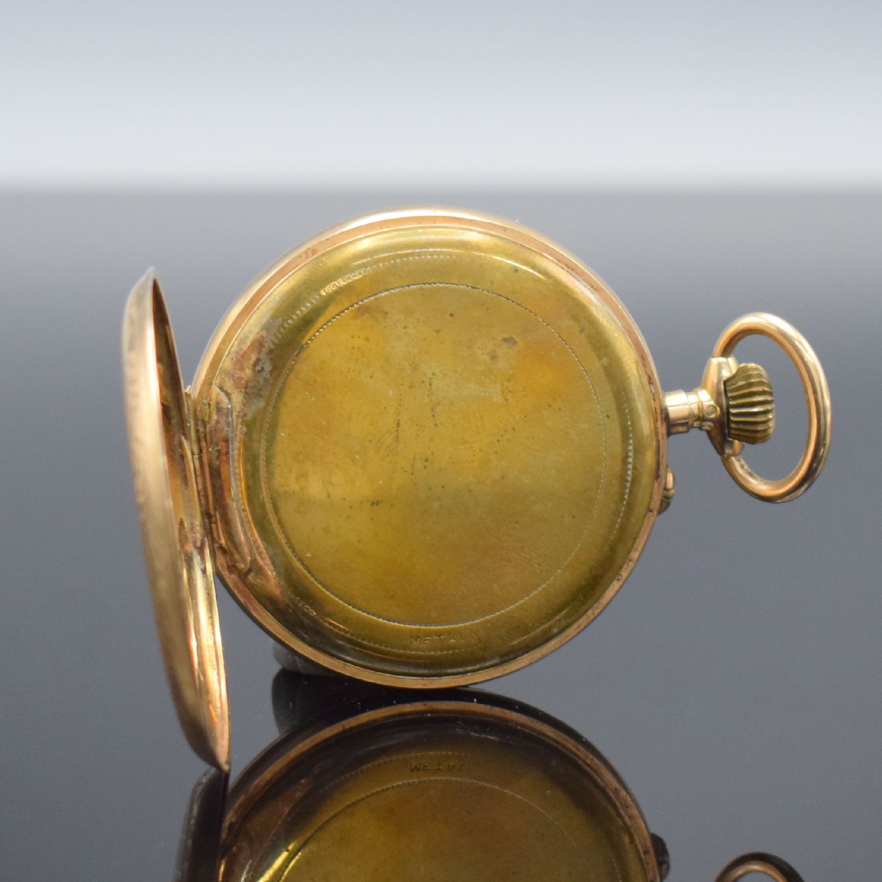 Detail c: Offene Taschenuhr in RoseG 585/000, Schweiz um 1900, Metallcuvette, Gehäuse floral dekoriert, Emailzifferbl. m. röm. Zahlen besch., verg. Ankerwerk ...