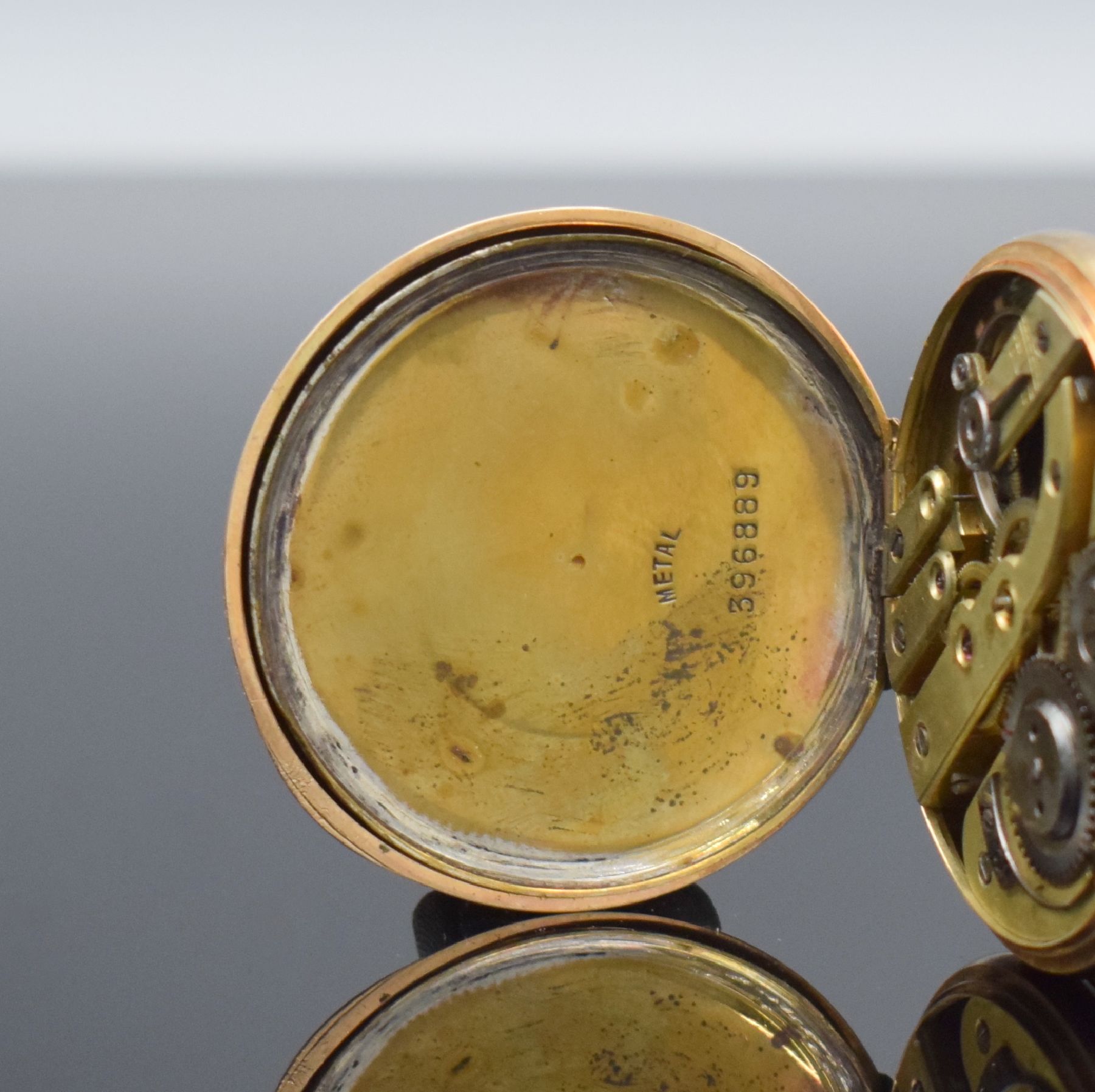 Detail d: Offene Taschenuhr in RoseG 585/000, Schweiz um 1900, Metallcuvette, Gehäuse floral dekoriert, Emailzifferbl. m. röm. Zahlen besch., verg. Ankerwerk ...