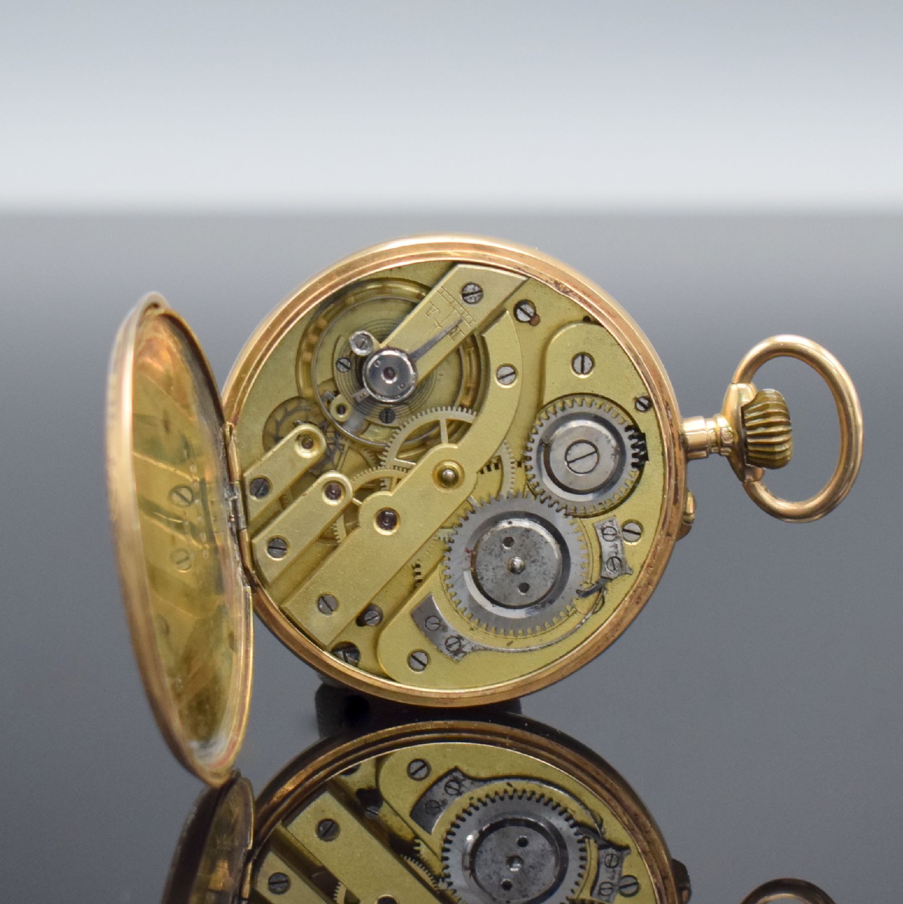 Detail e: Offene Taschenuhr in RoseG 585/000, Schweiz um 1900, Metallcuvette, Gehäuse floral dekoriert, Emailzifferbl. m. röm. Zahlen besch., verg. Ankerwerk ...