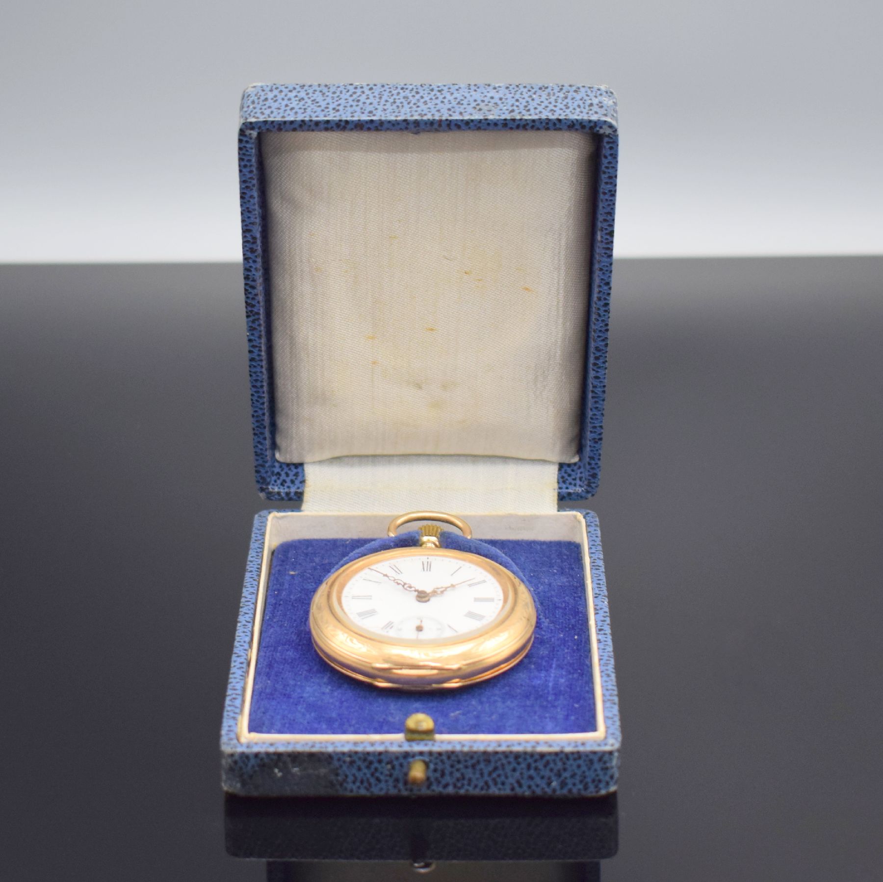 Detail f: Offene Taschenuhr in RoseG 585/000, Schweiz um 1900, Metallcuvette, Gehäuse floral dekoriert, Emailzifferbl. m. röm. Zahlen besch., verg. Ankerwerk ...