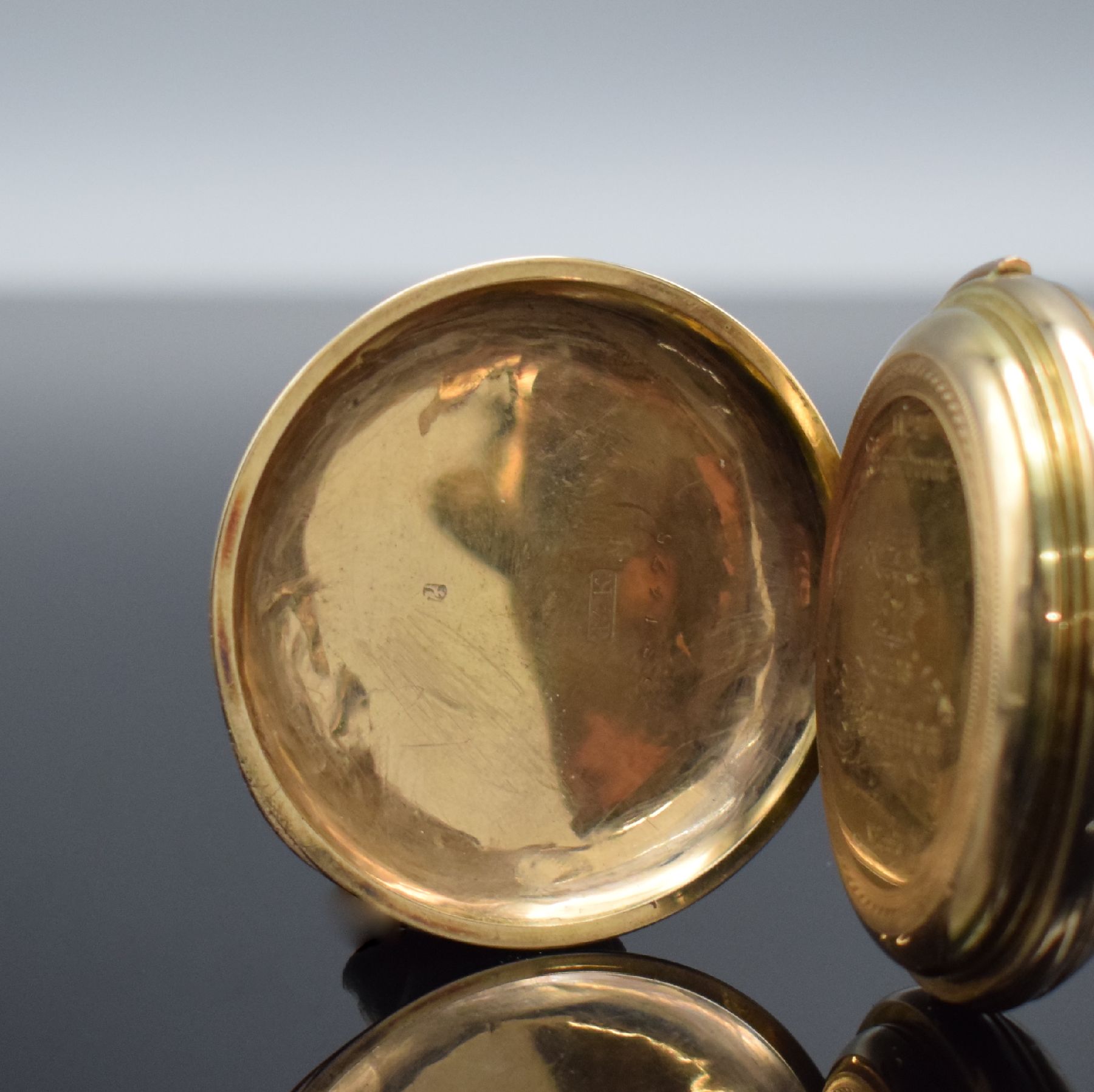 Detail d: Savonette in RoseG 585/000 mit 1/4-Stunden Repetition, Schweiz um 1900, 3-Deckel Goldgeh. dell., Emailzifferbl. m. röm. Zahlen, Zeiger ers., verg. ...