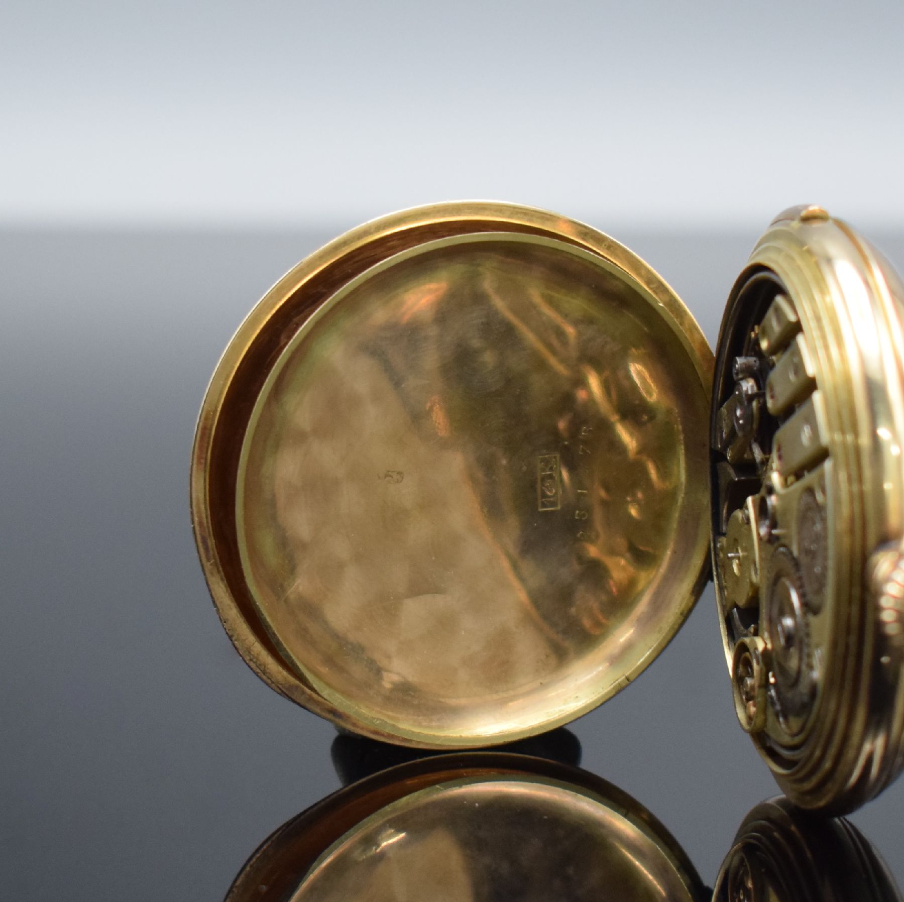 Detail f: Savonette in RoseG 585/000 mit 1/4-Stunden Repetition, Schweiz um 1900, 3-Deckel Goldgeh. dell., Emailzifferbl. m. röm. Zahlen, Zeiger ers., verg. ...