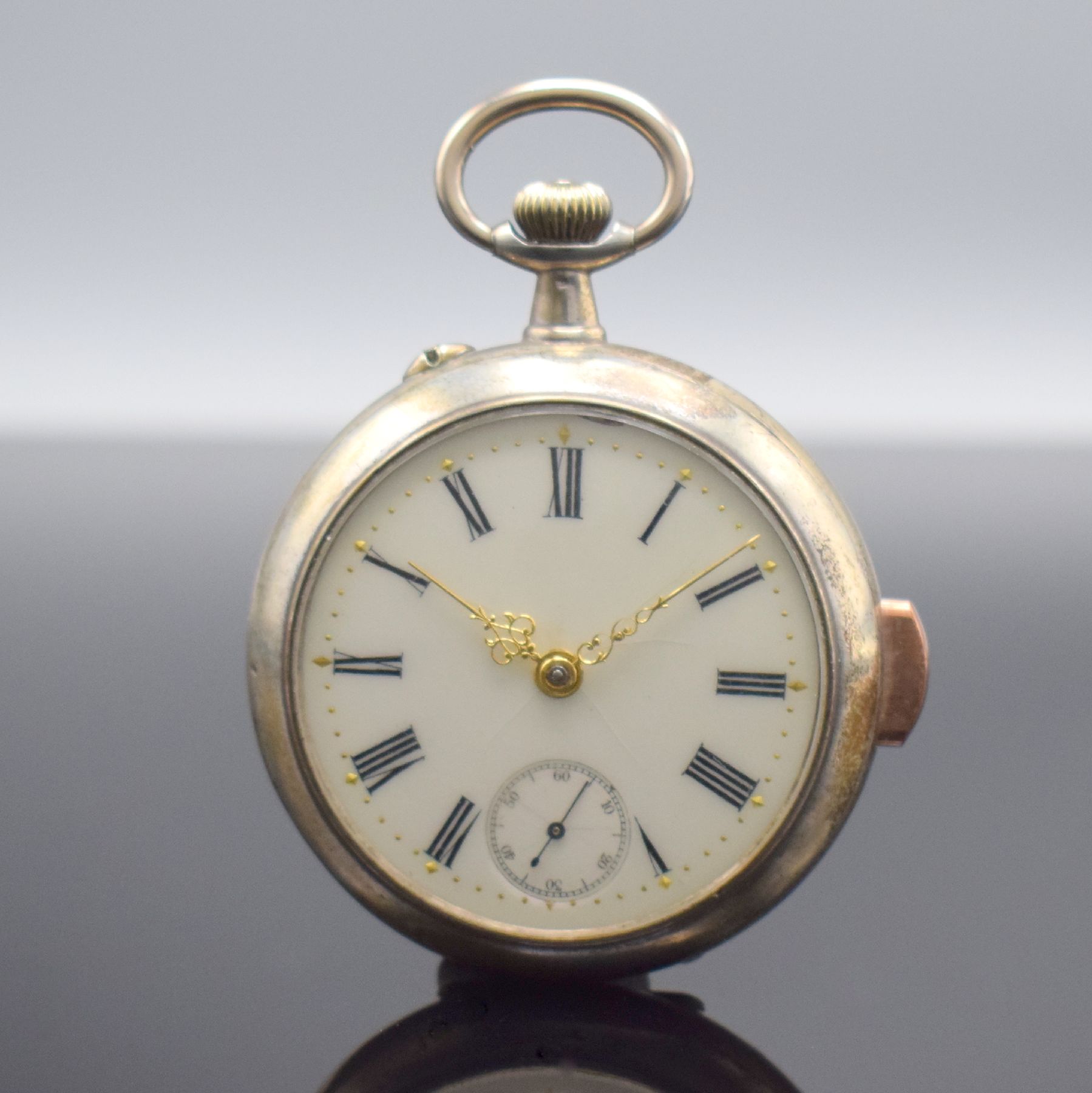 Offene Taschenuhr mit 1/4-Stunden- Repetition, Schweiz um 1900, Silbergeh., Rückseite guill., Emailzifferbl. m. röm. Zahlen riss., gold. Zeiger, ...