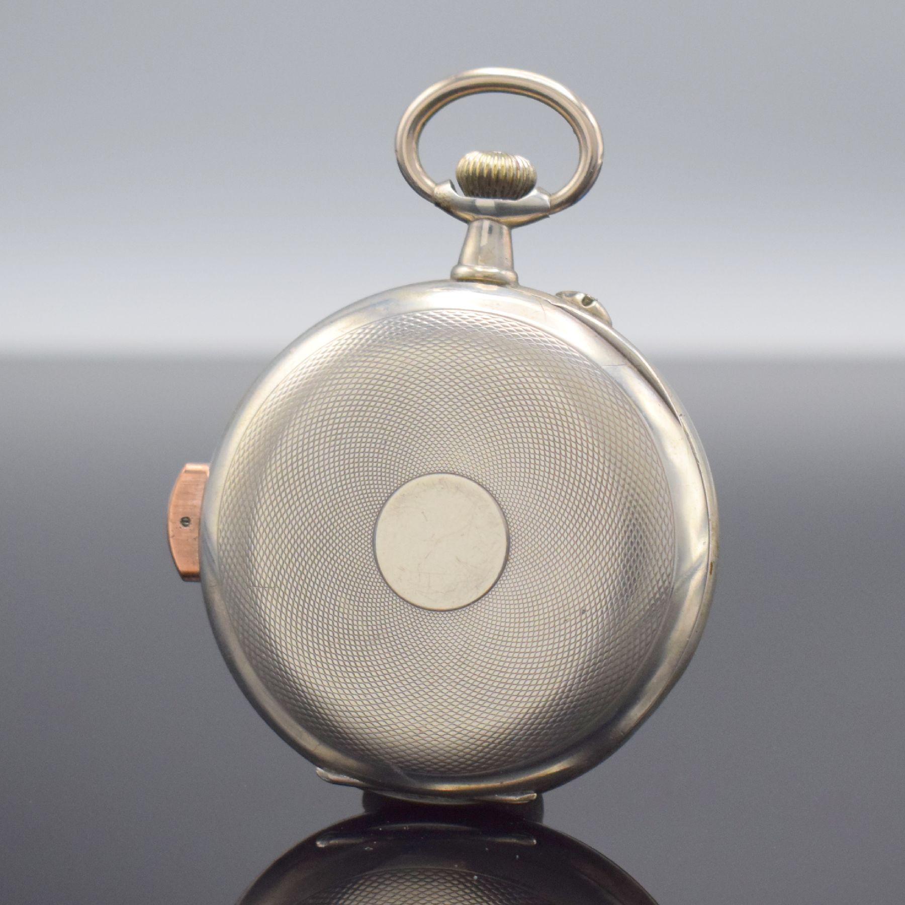 Detail a: Offene Taschenuhr mit 1/4-Stunden- Repetition, Schweiz um 1900, Silbergeh., Rückseite guill., Emailzifferbl. m. röm. Zahlen riss., gold. Zeiger, ...
