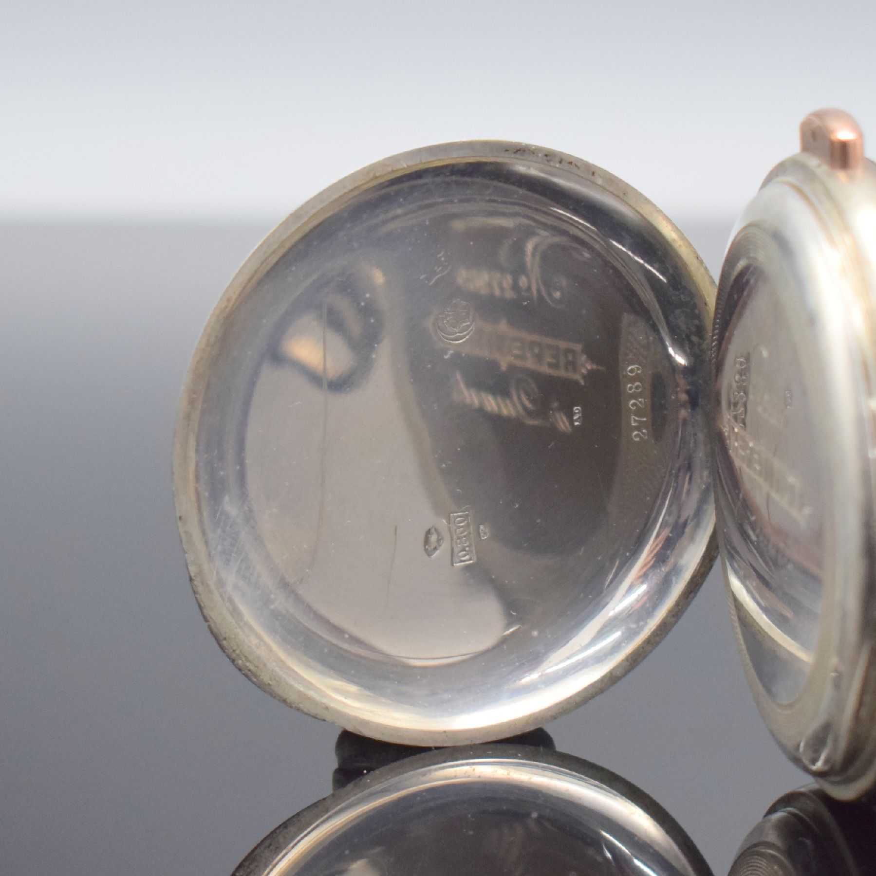 Detail b: Offene Taschenuhr mit 1/4-Stunden- Repetition, Schweiz um 1900, Silbergeh., Rückseite guill., Emailzifferbl. m. röm. Zahlen riss., gold. Zeiger, ...
