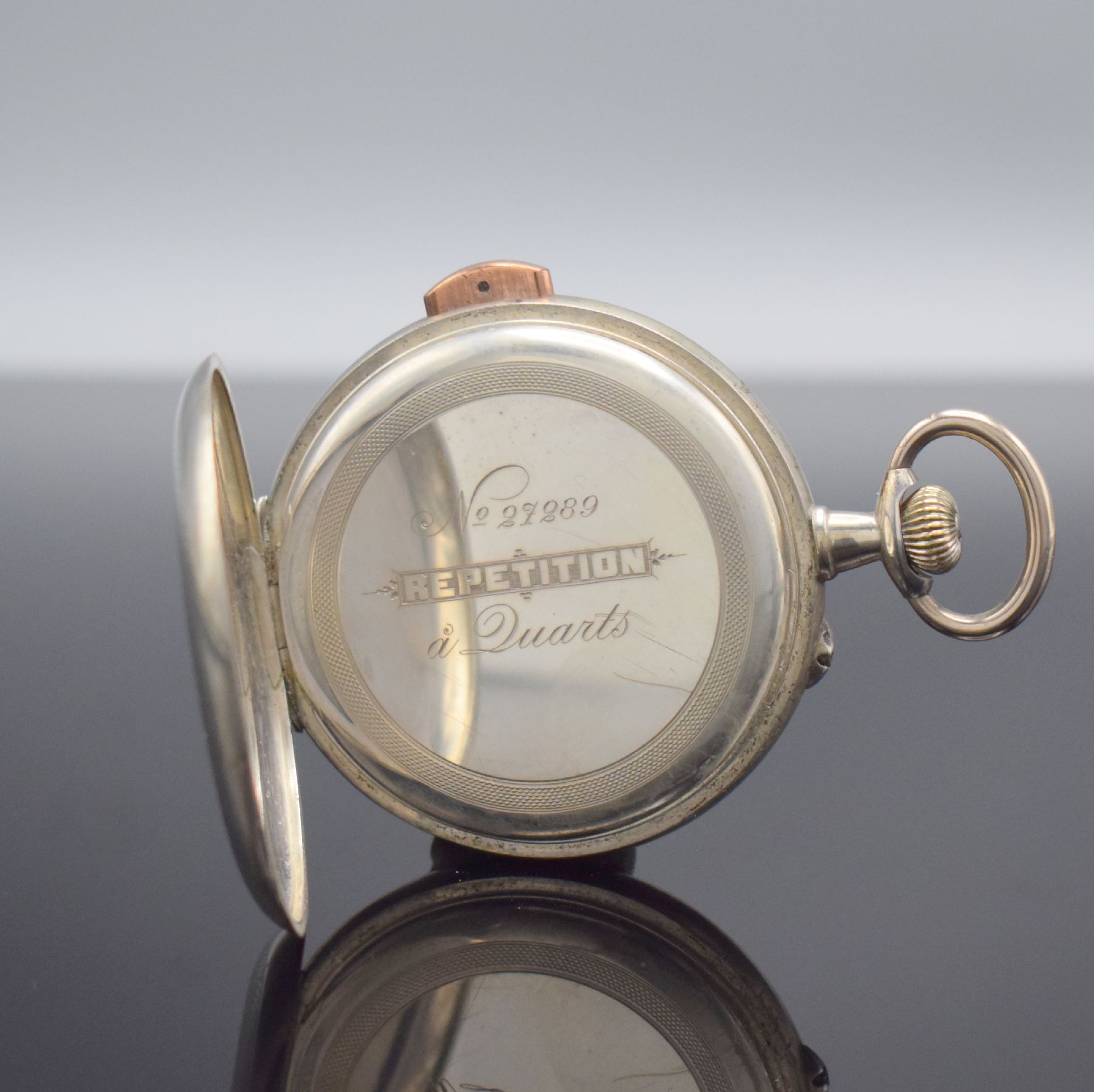Detail c: Offene Taschenuhr mit 1/4-Stunden- Repetition, Schweiz um 1900, Silbergeh., Rückseite guill., Emailzifferbl. m. röm. Zahlen riss., gold. Zeiger, ...