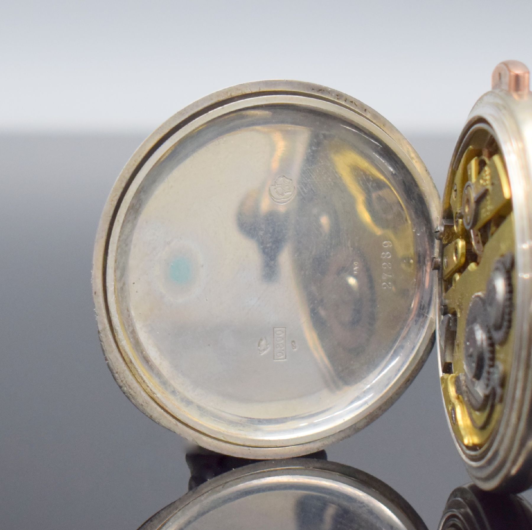 Detail d: Offene Taschenuhr mit 1/4-Stunden- Repetition, Schweiz um 1900, Silbergeh., Rückseite guill., Emailzifferbl. m. röm. Zahlen riss., gold. Zeiger, ...