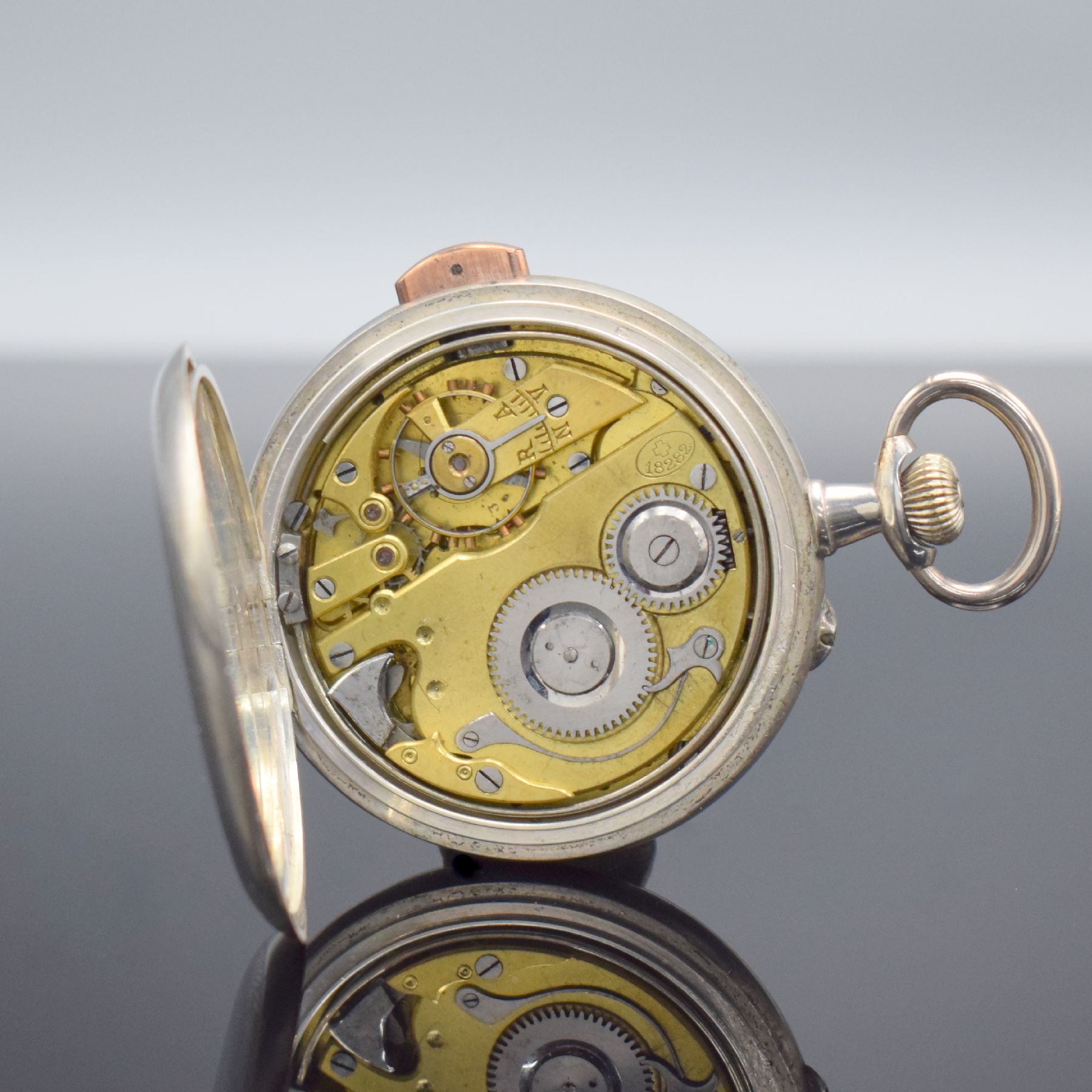 Detail e: Offene Taschenuhr mit 1/4-Stunden- Repetition, Schweiz um 1900, Silbergeh., Rückseite guill., Emailzifferbl. m. röm. Zahlen riss., gold. Zeiger, ...