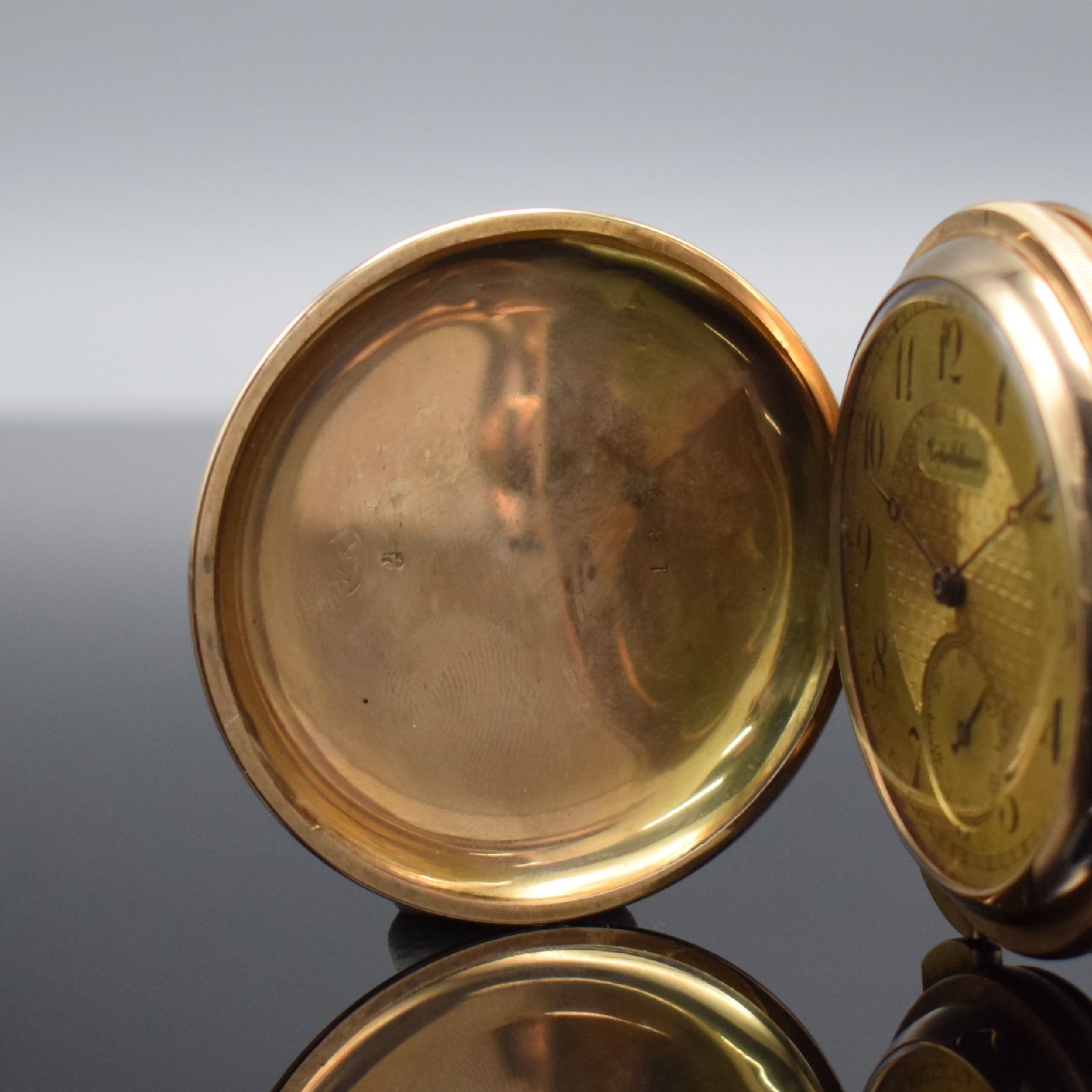 Detail a: Savonette mit 1/4-Stunden-Repetition in Roségold 585/000, Schweiz um 1915, 3-Deckel Goldgeh., Cuvette m. Medaillengravur, Metallzifferbl. m. arab. ...