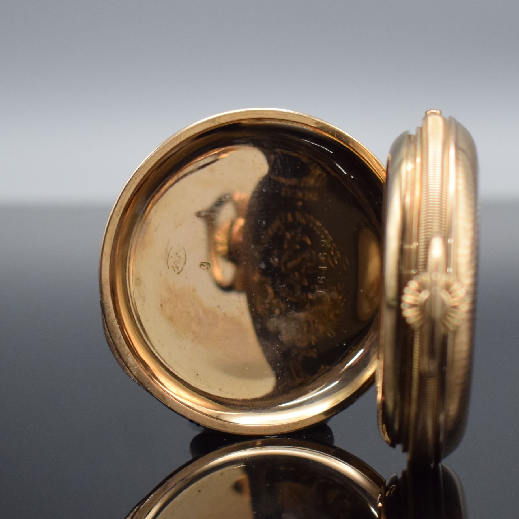 Detail d: Savonette mit 1/4-Stunden-Repetition in Roségold 585/000, Schweiz um 1915, 3-Deckel Goldgeh., Cuvette m. Medaillengravur, Metallzifferbl. m. arab. ...