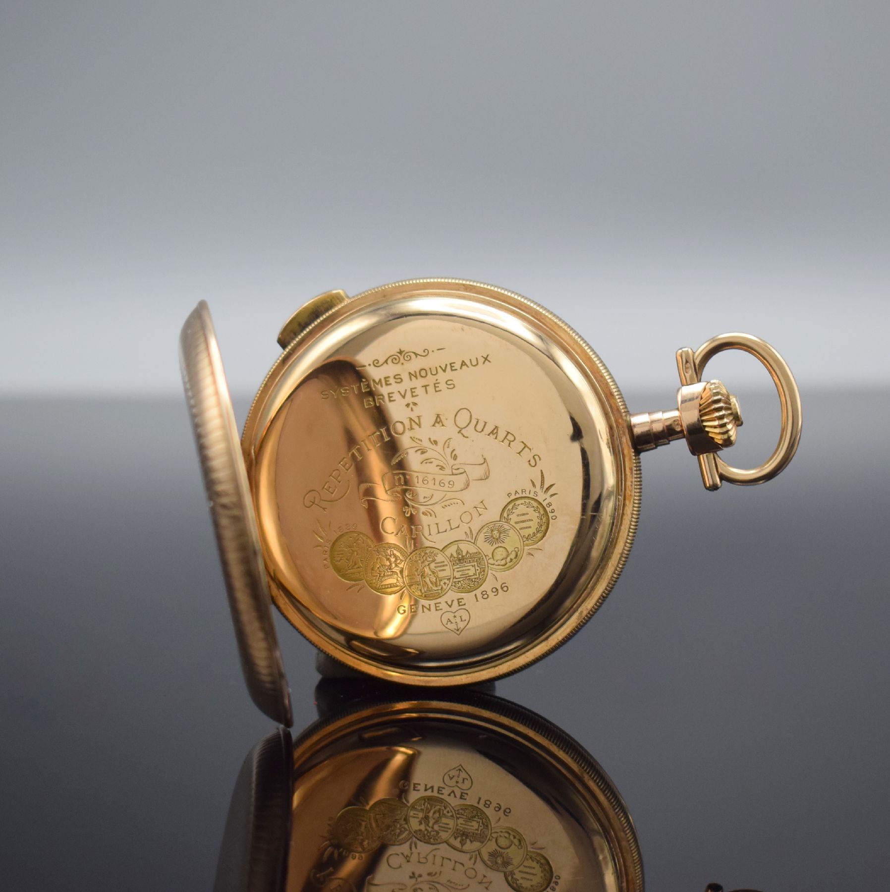 Detail e: Savonette mit 1/4-Stunden-Repetition in Roségold 585/000, Schweiz um 1915, 3-Deckel Goldgeh., Cuvette m. Medaillengravur, Metallzifferbl. m. arab. ...