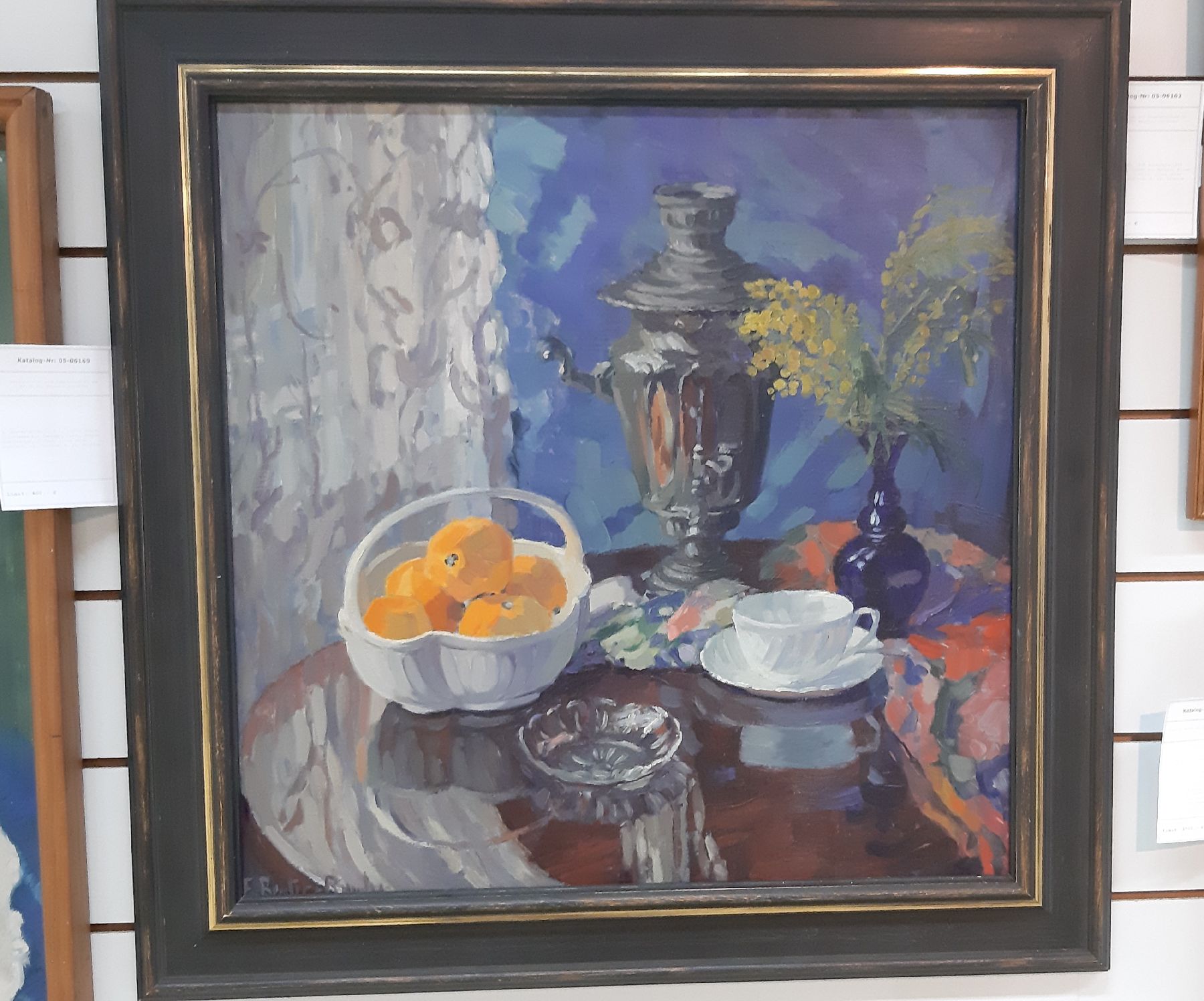 Detail b: E. Reuter-Runke (o.ä.), 1920er Jahre, Stillleben mit Samowar, Tasse, Blumen und Orangen, Öl/Lwd, links unten signiert, ca. 70x70cm, R. ca. 88x88cm