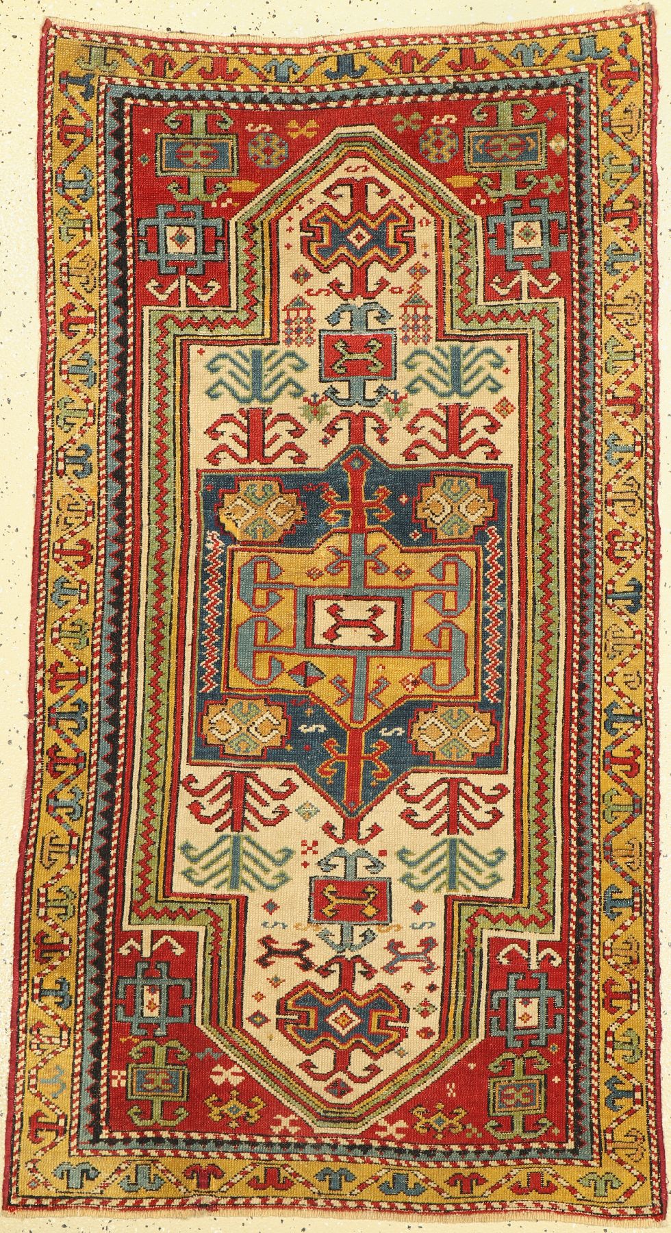 Kazak antik, Kaukasus, 19, Jhd, Wolle auf Wolle, ca. 151 x 83 cm, EHZ: 3, (Oxidationen) Große weiße Schildformen mit stilisierter ...