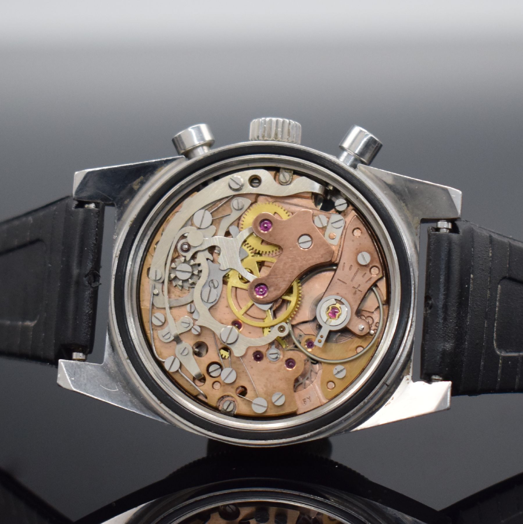 Detail e: LE PHARE seltene Herrenarmbanduhr mit Chronograph Kaliber Valjoux 92, Schweiz um 1965, Handaufzug, Stahlgeh. m. geschr. Boden, beids. drehb. ...